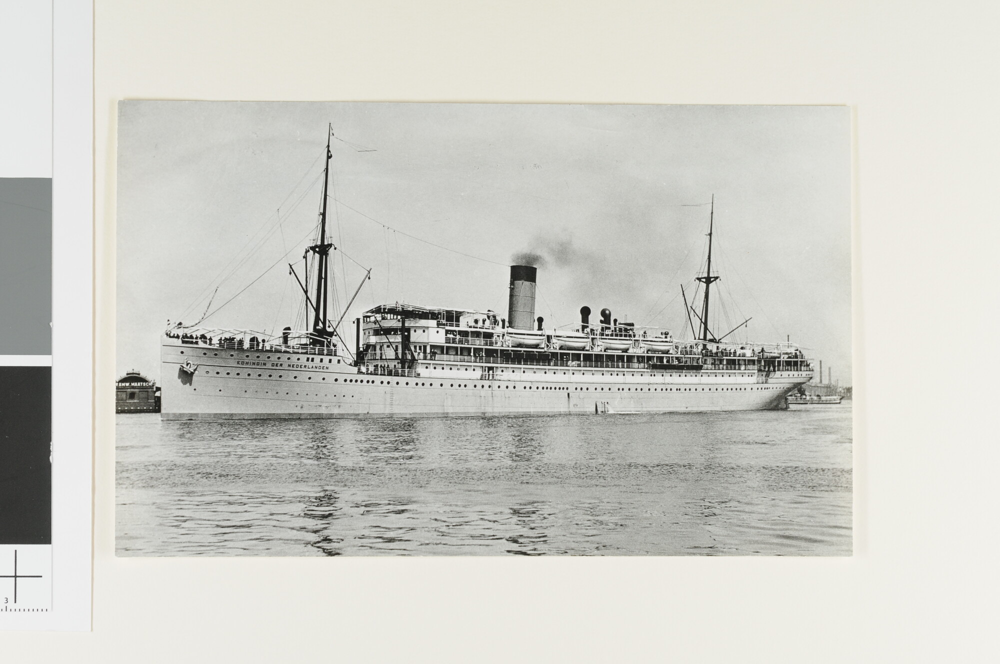 A.4253(07); Het mailschip ss. 'Koningin der Nederlanden' van de  Stoomvaart Maatschappij 'Nederland' bij het vertrek uit Amsterdam; foto
