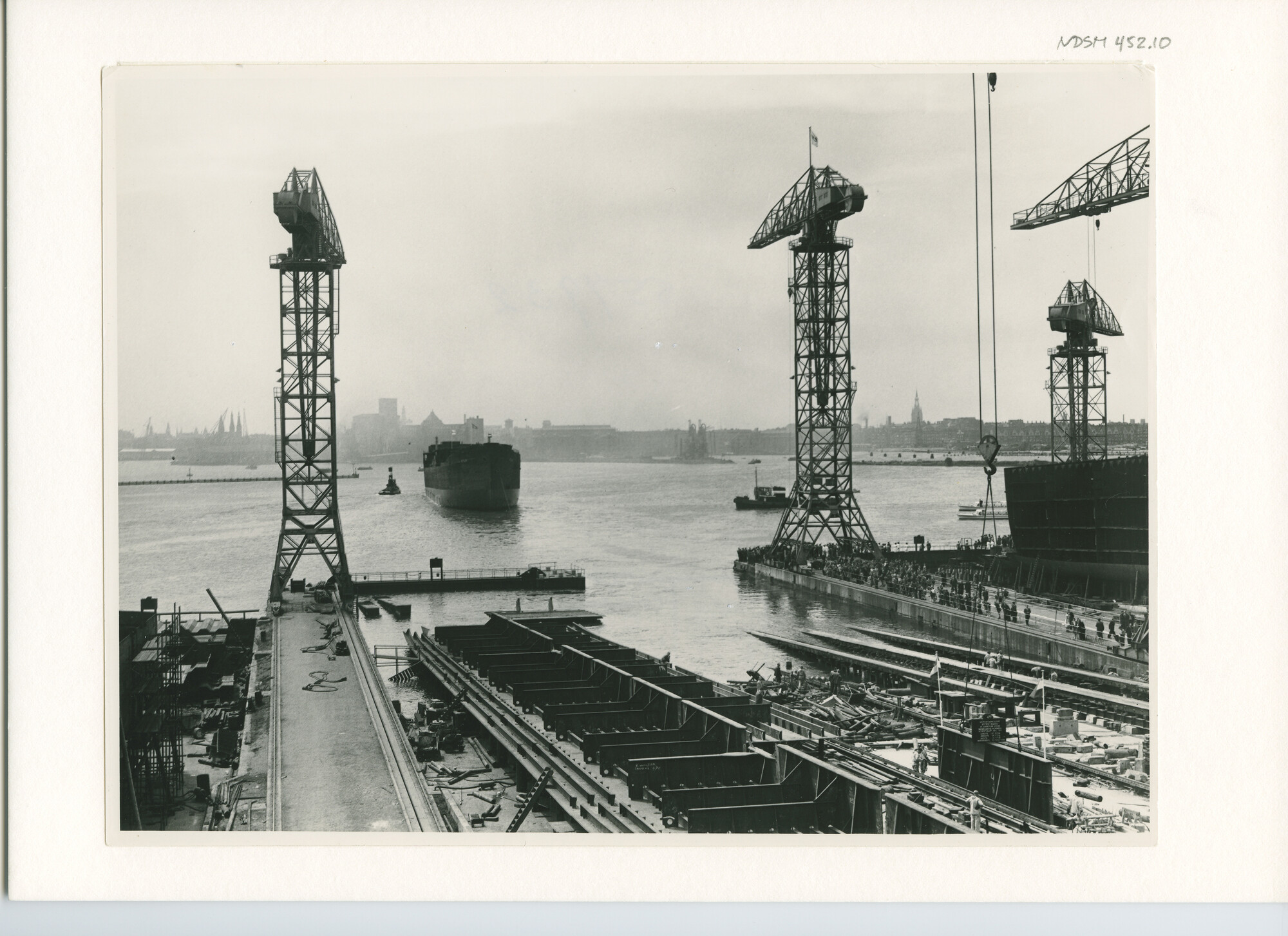 S.5444(2369)2; Foto van de tewaterlating van de tanker ss. Kylix van Shell Tankers bij de NDSM; foto