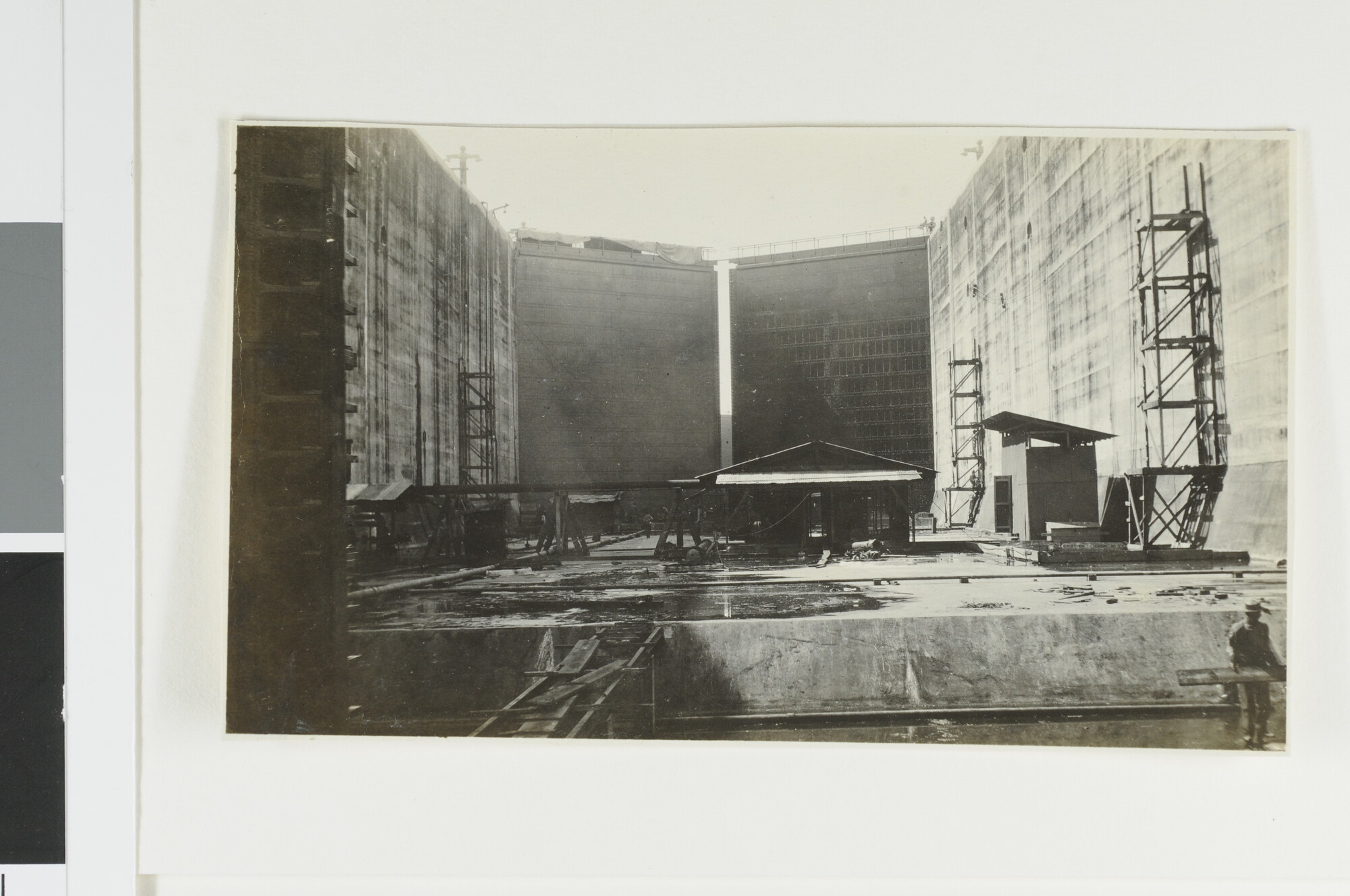 S.1422b(04); Foto's van het Panamakanaal: het vullen van de sluiskolk van de Gatunsluis; fotoreportage