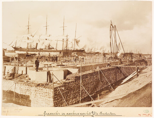 S.1156(06)118; De Westerdoksdijk te Amsterdam, met de bouwput voor de graansilo's, waarin het heiwerk is begonnen; foto