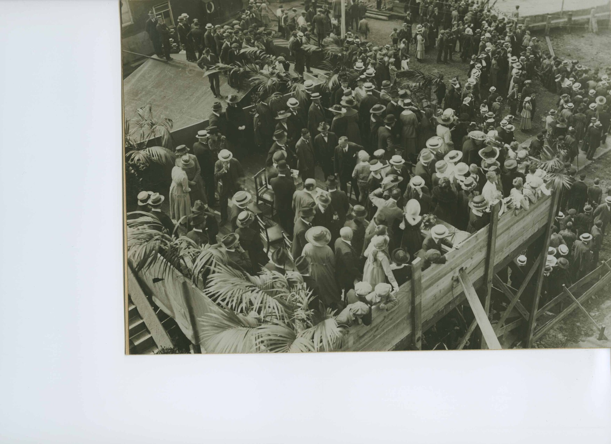 S.5444(0493)02; Foto van de tewaterlating van het passagiersschip ss. Van Rensselaer ; foto