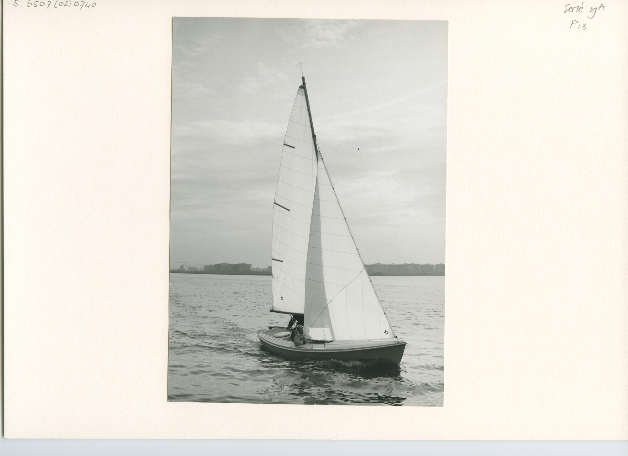 S.6507(02)0740.01; Zwart-wit foto van het proefzeilen op de Zaan door de Technische Commissie van de KVNWV met het prototype van de Randmeer [...]; foto
