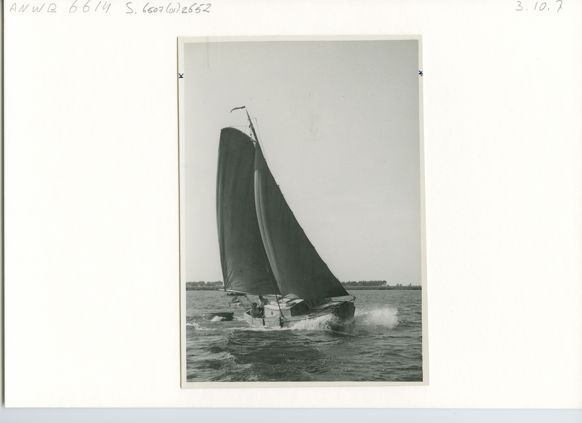 S.6507(01)2652; De Noord-Nederlandse kajuitschouw Christina hoog aan de wind op het Hollands Diep; foto