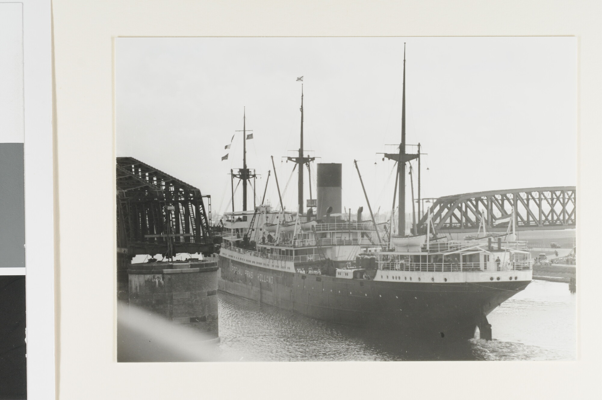 RB.0076(15); Het vrachtschip ms. 'Poelau Bras' tijdens de passage van de Hembrug; foto