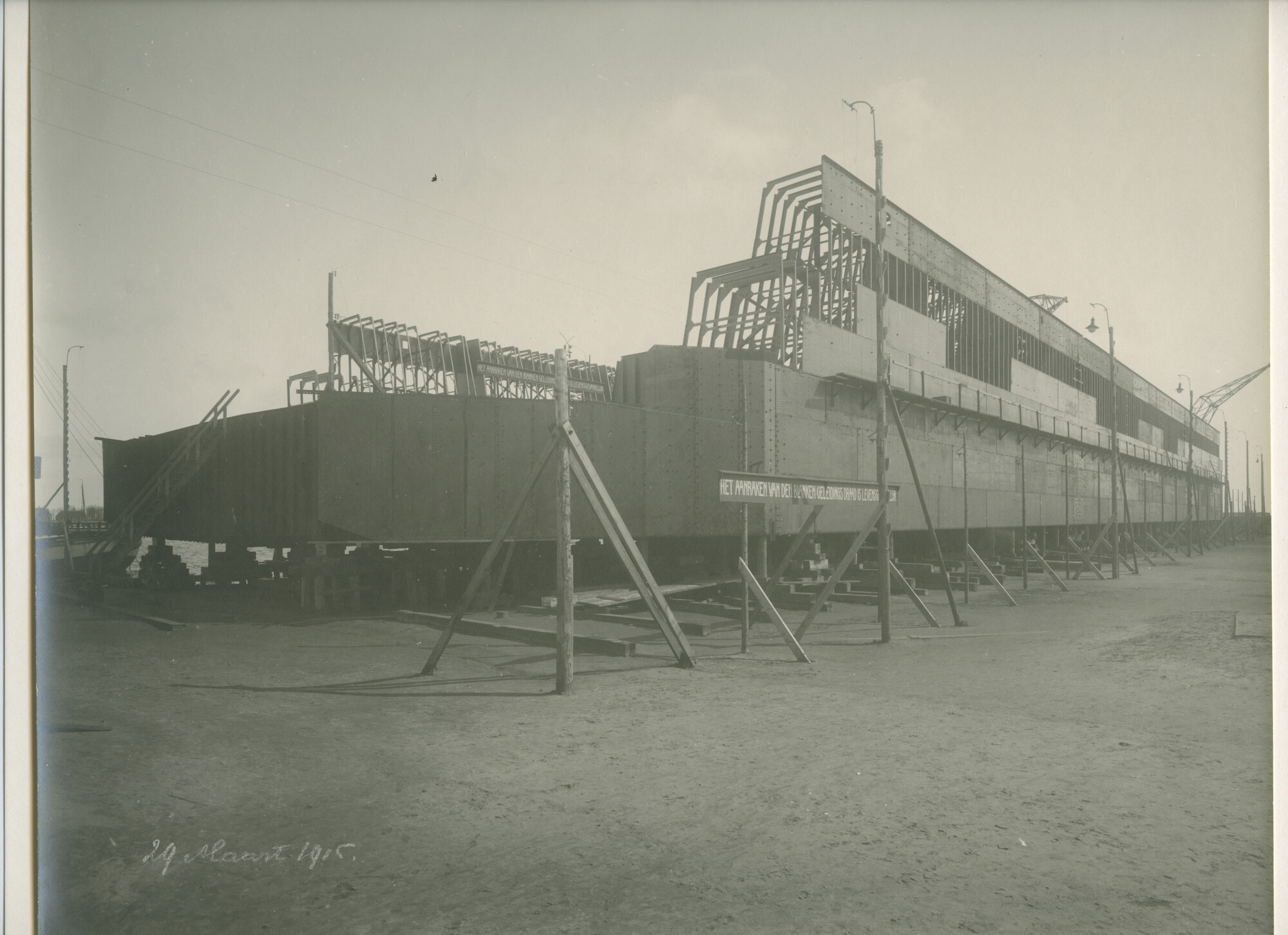 S.5444(0435)4; Foto van het drijvende droogdok Wilhelmina in aanbouw bij de NSM; foto