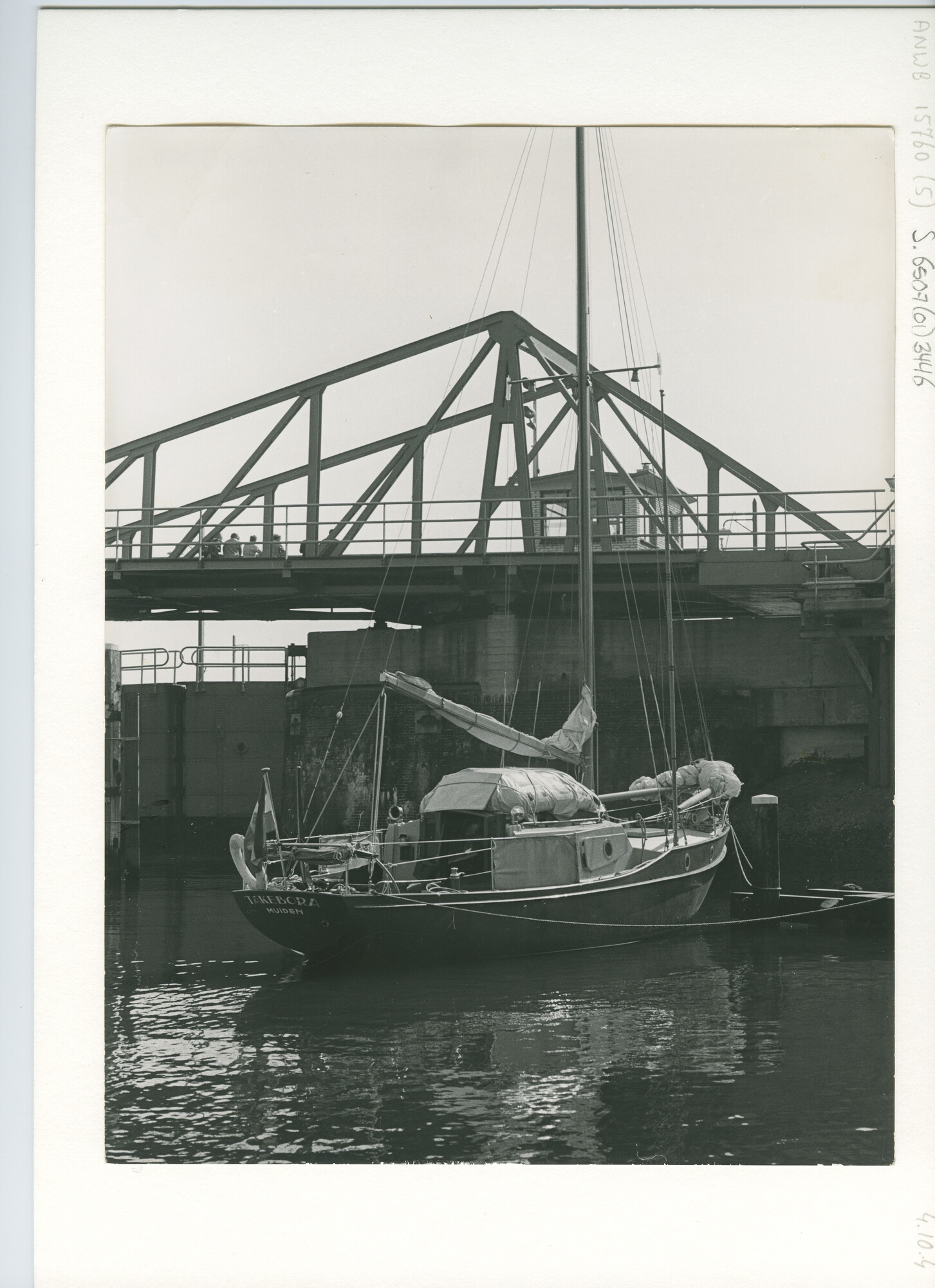 S.6507(01)3446; Het zeegaande polyester bakdek kajuitzeiljacht Takebora, type Oranjebloesem, zeilnummer H889, afgemeerd bij een brug met sluis; foto