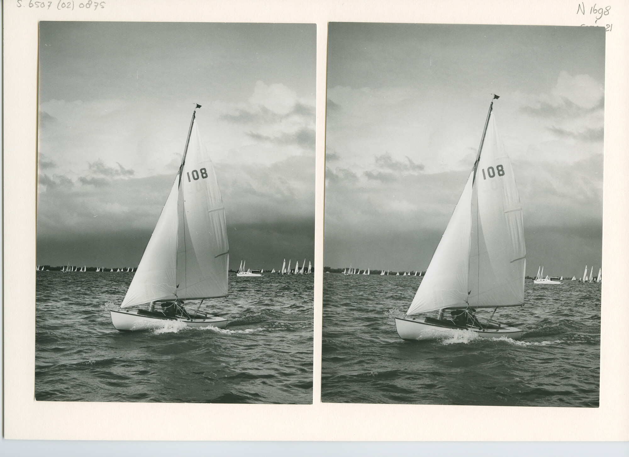 S.6507(02)0875.04; Zwart-wit foto van de Jeugdklasse op de Westeinderplassen en Kagerplassen; foto