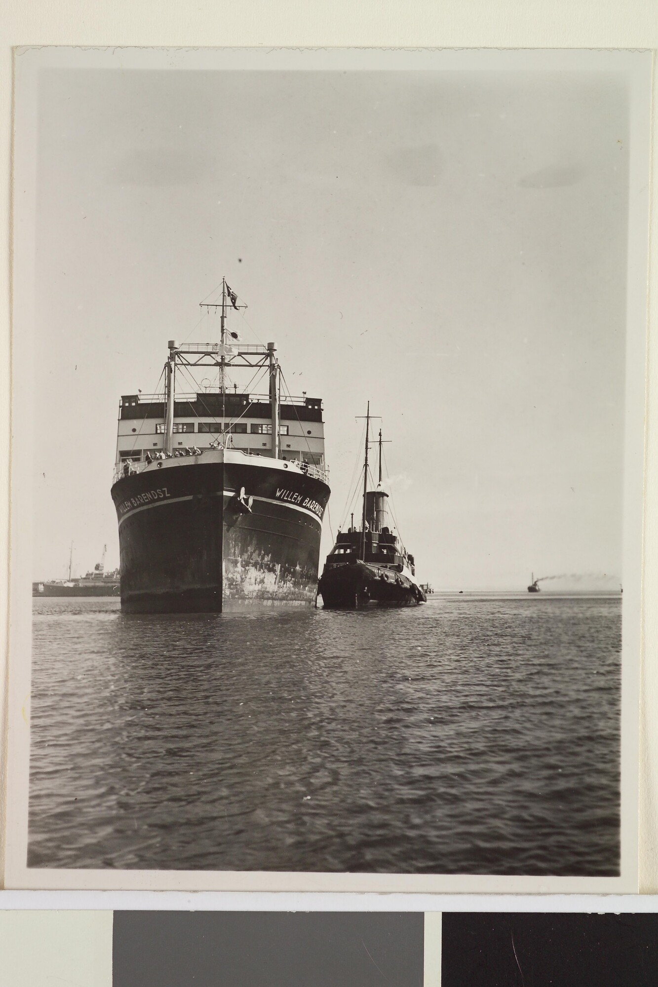 1996.0587; Aankomst van het walvismoederschip ms. Willem Barendsz (I) van de Nederlandsche Maatschappij voor de Walvisvaart [...]; foto