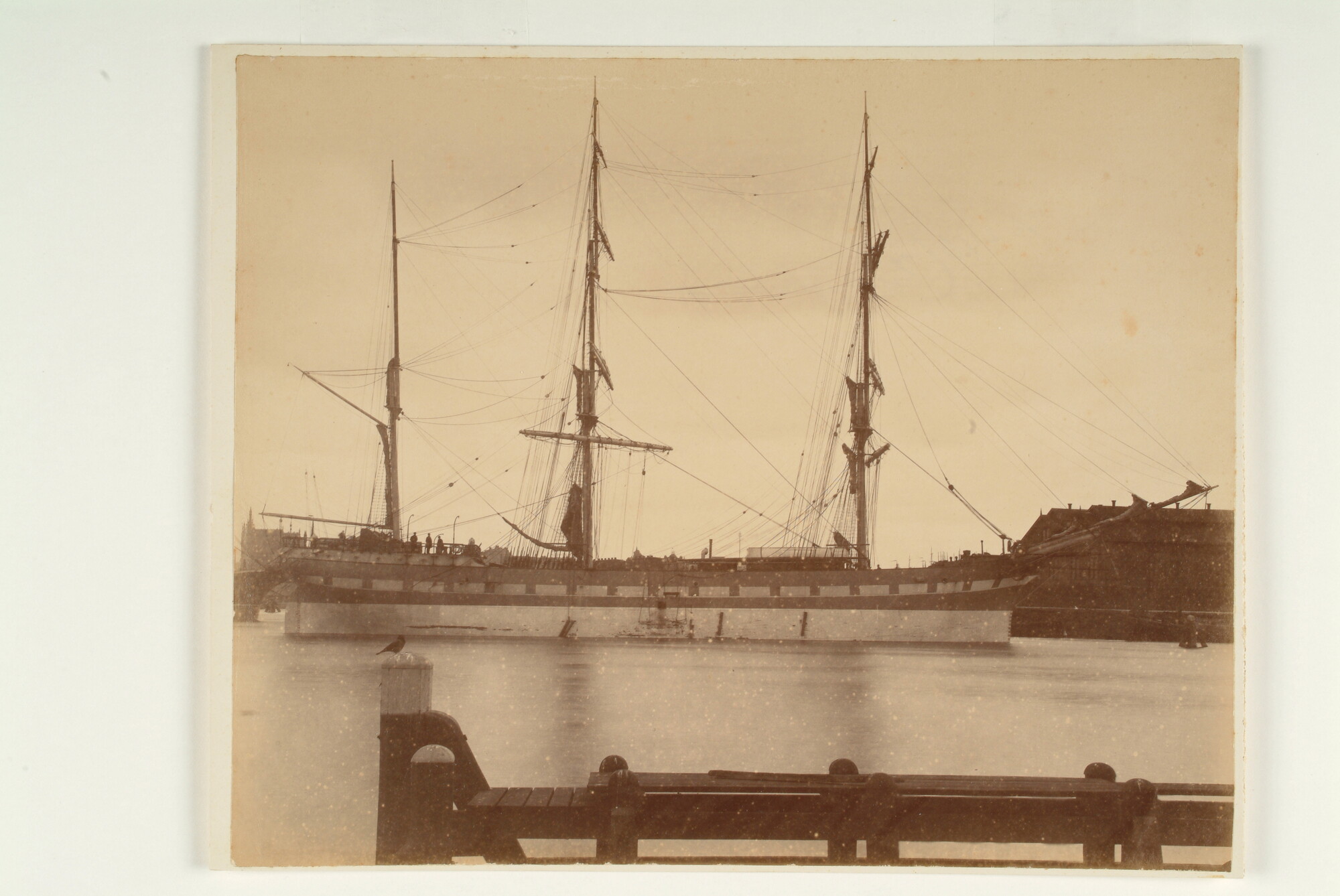 A.0246(07)f; Foto van het stalen barkschip 'Nil Desperandum' in aanbouw en onder zeil liggend; fotoboek