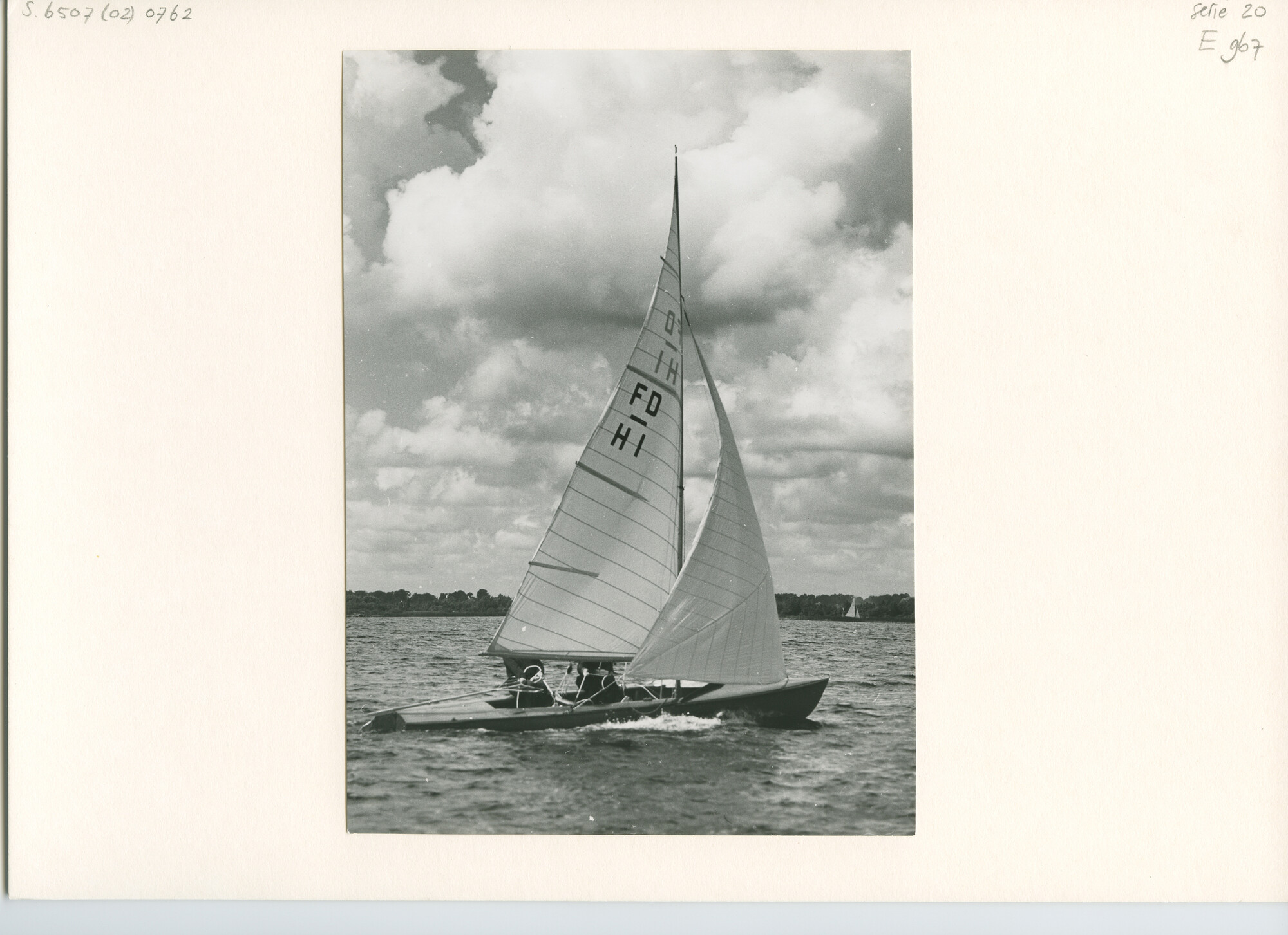 S.6507(02)0762.01; Zwart-wit foto van de FD H 1 van C. Gülcher op de Loosdrechtse Plassen met ruime wind [...]; foto