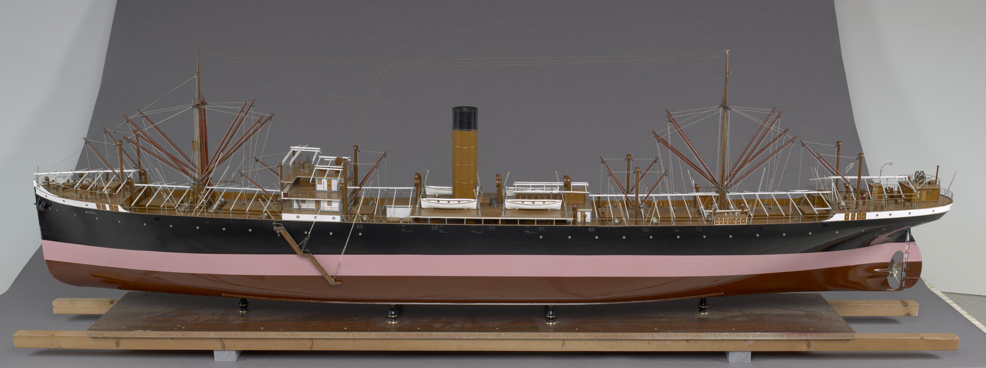 A.5761(01); Model van het vrachtschip ss. Rotti; scheepsmodel