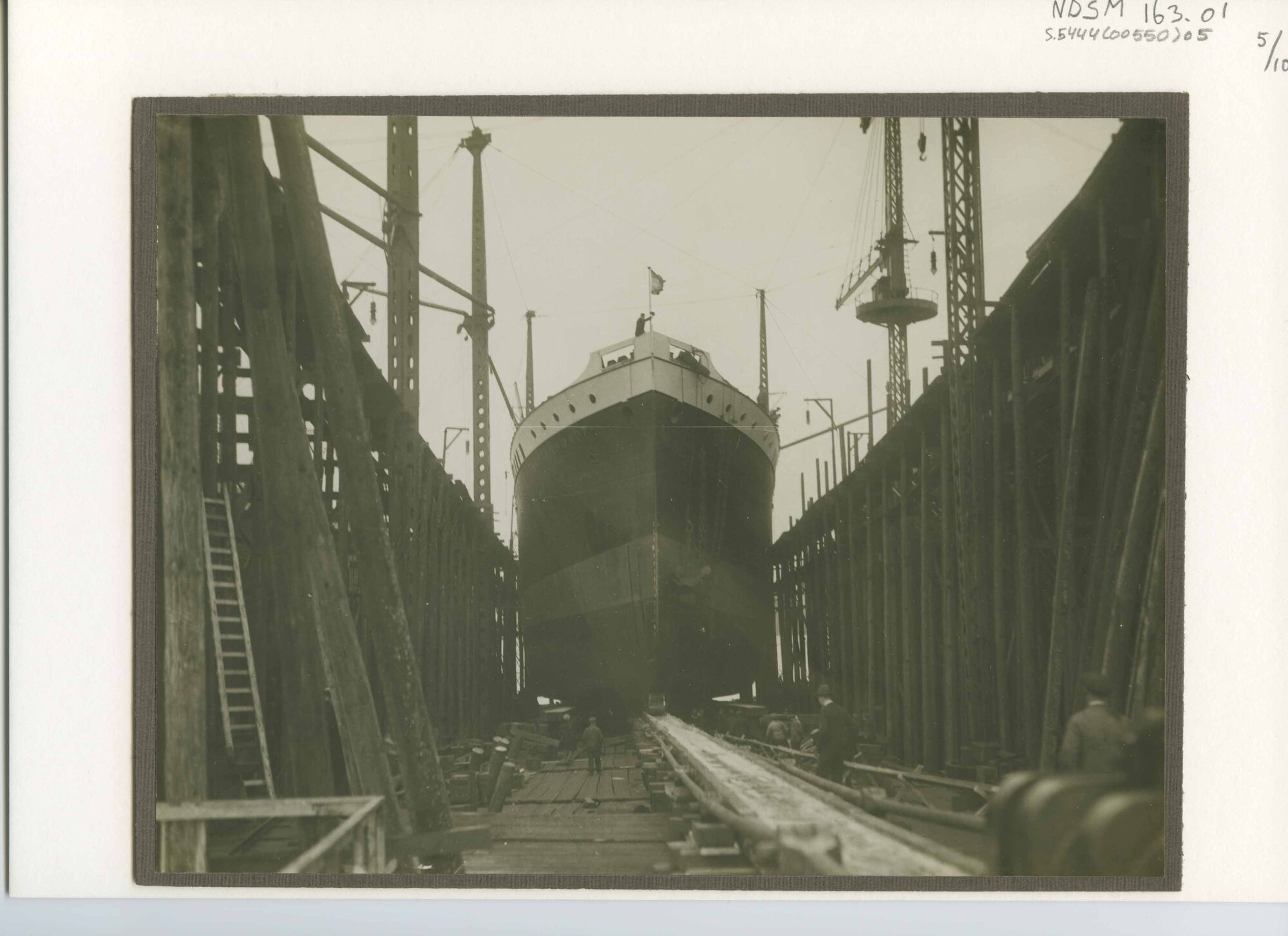 S.5444(0550)05; Foto van de tewaterlating van het vracht-passagiersschip ss. Swartenhondt; foto