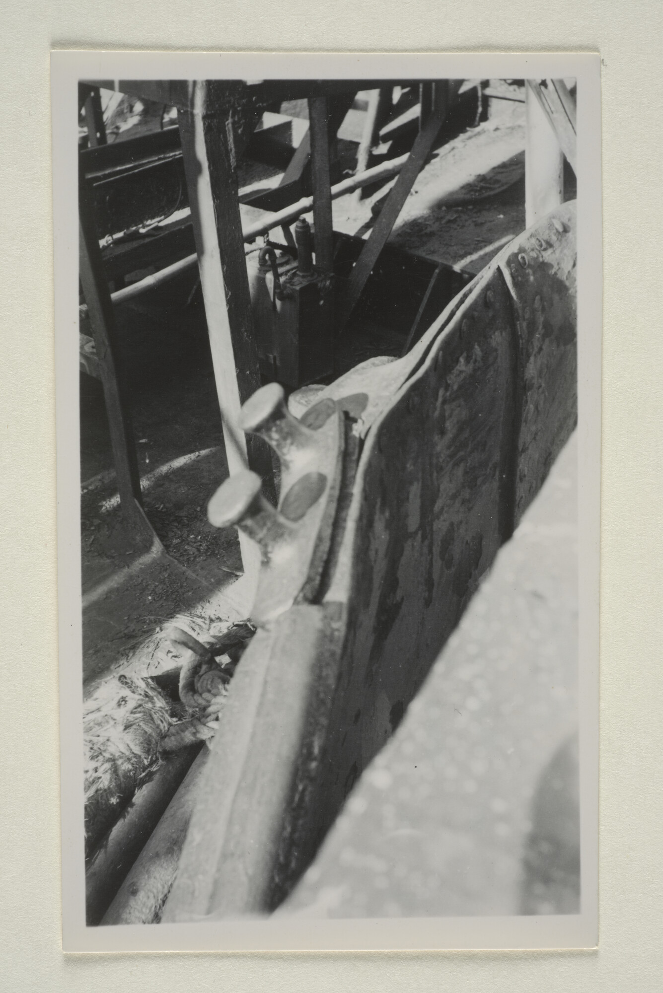 1996.4331; Fotos van het afbikken en deels vervangen (klinken) van de scheepshuid van [...]; fotoreportage