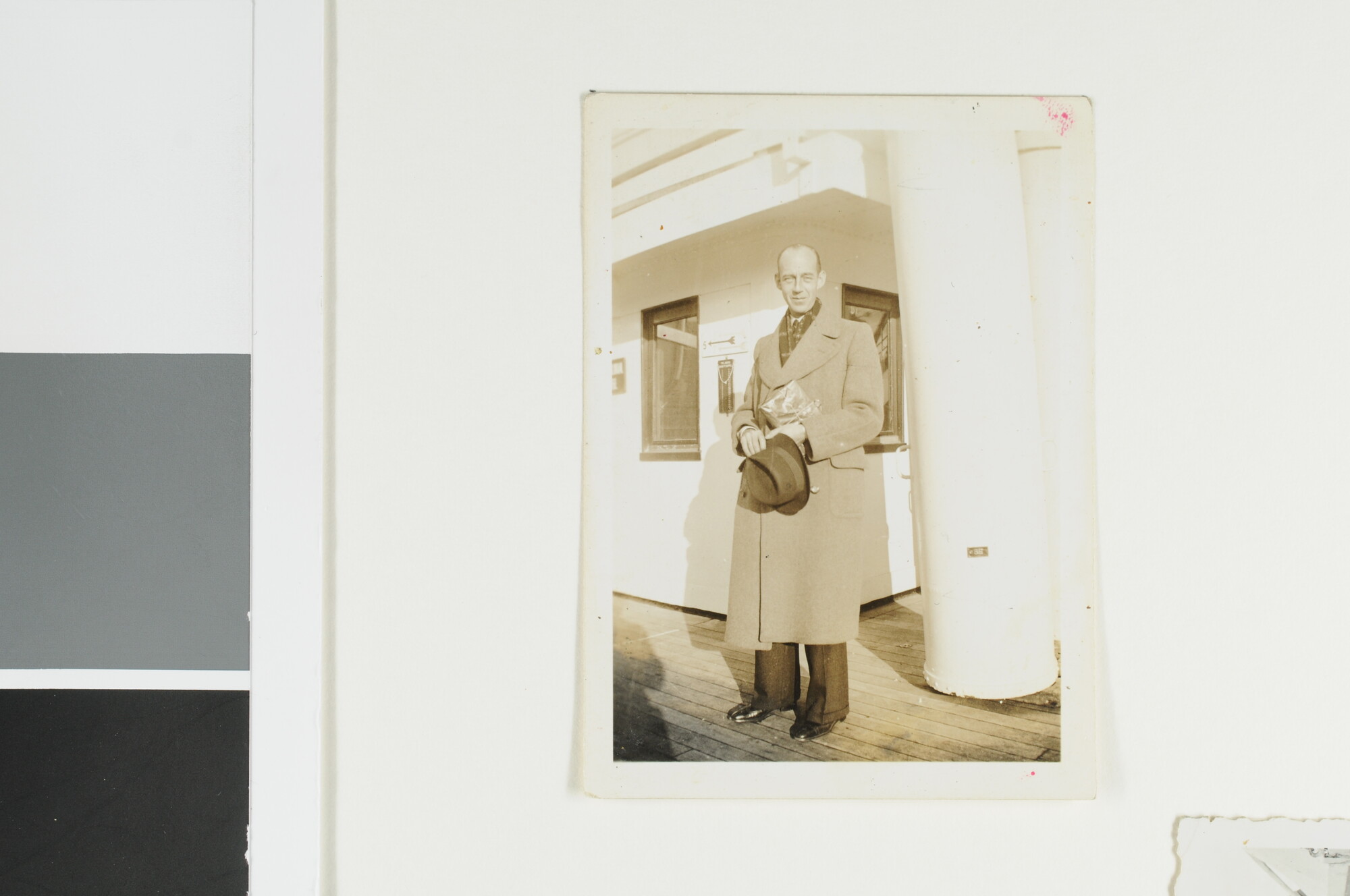 S.5548(108)14; Portretfoto van J.D. van Schooten aan dek van het mailschip ms. 'Marnix van Sint Aldegonde' van de SMN; foto