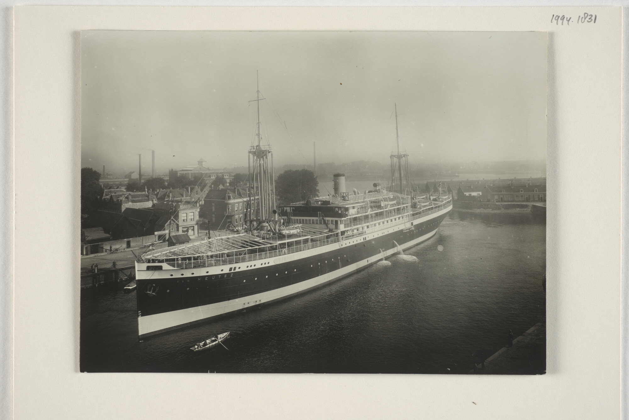 1994.1831; Het ms. 'Van Heutsz' van de KPM ligt bij de werf van de Koninklijke Maatschappij 'De Schelde' in Vlissingen; foto