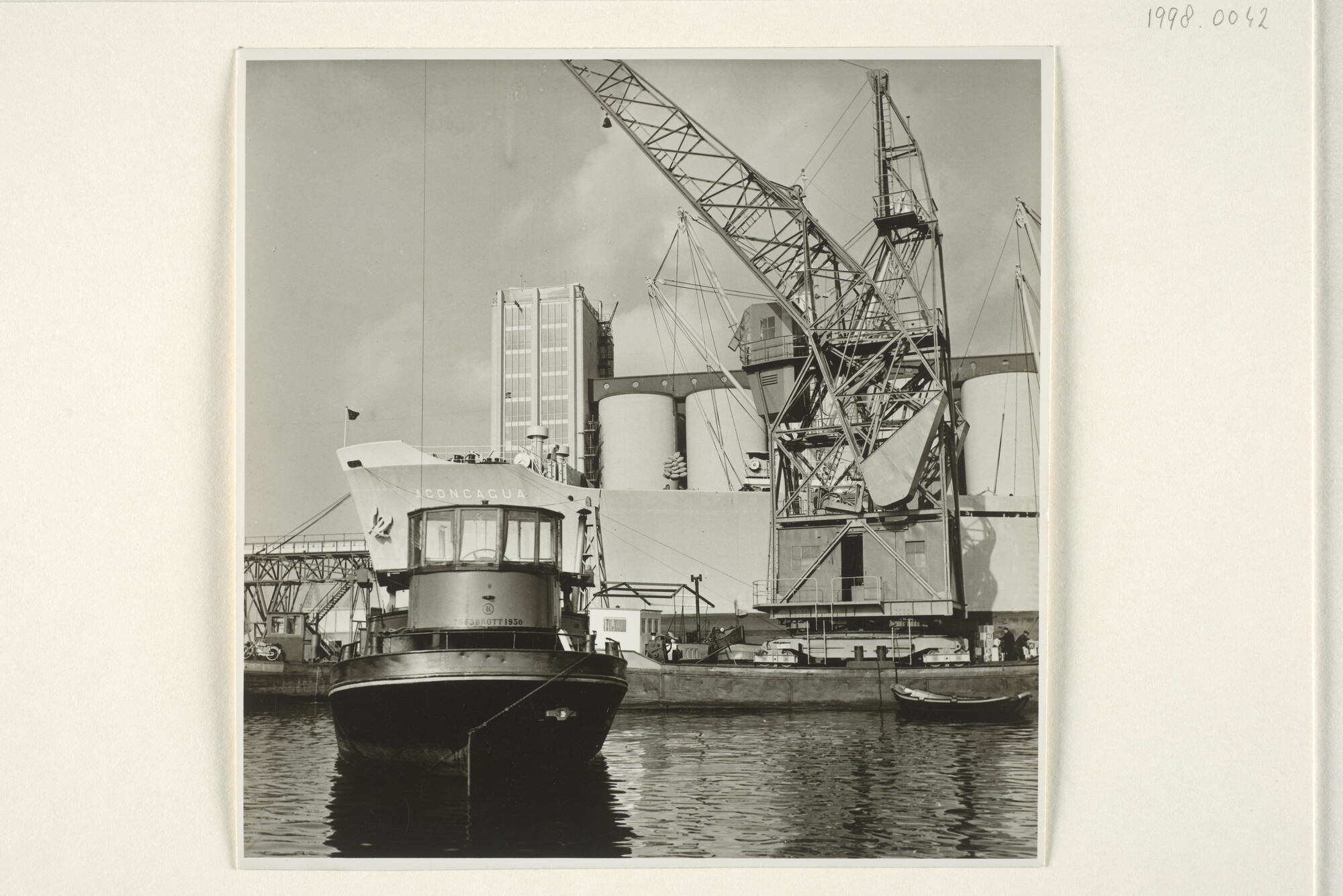 1998.0042; Foto's van het lossen door drijvende kranen van zakken met meel uit het Finse vrachtschip ms. 'Aconcagua' bij de IGMA in Amsterdam [...]; fotoreportage