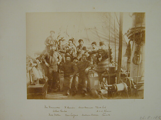S.3986(01); Map met een verzameling losse foto's gedeeltelijk met onderschrift van de zevende Noordpoolexpeditie van de Willem Barents in 1884; fotoalbum