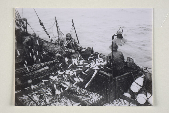 1994.6395; Het halen van de vleet op de motorlogger 'Marie' ('VL 71'), omstreeks 1936; foto