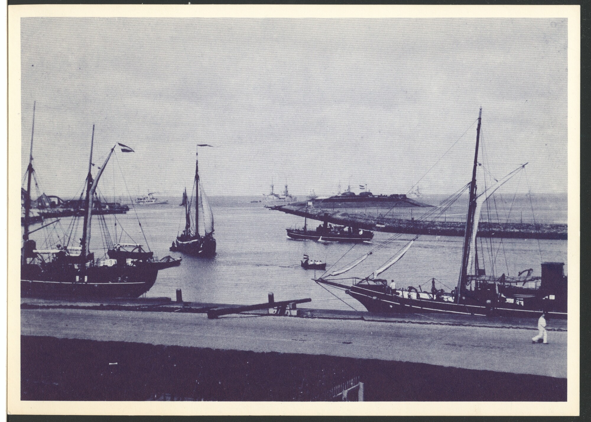 1993.4079; Gezicht op de haven van Den Helder met een Duits eskader op de reede, 1895; prentbriefkaart