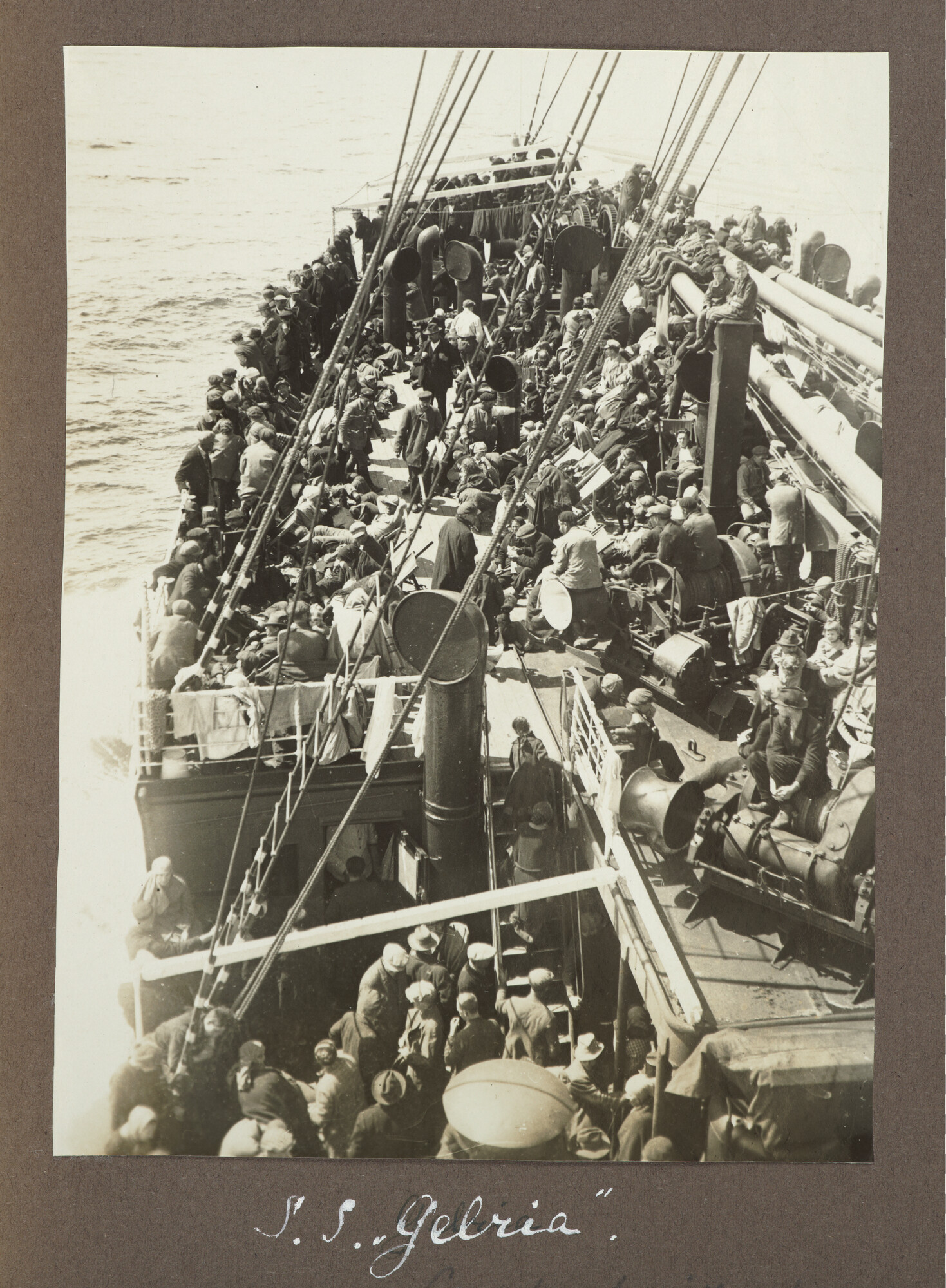 S.5679(01); Album van C.R. van Blijenburgh met foto's gemaakt tijdens reizen tussen 1901; fotoalbum