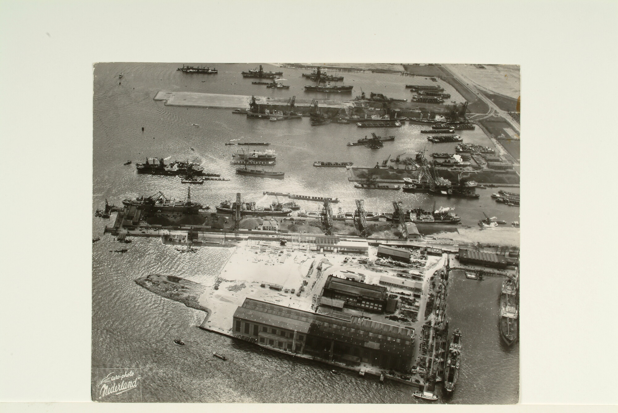 1999.0686; Gezicht op de Waalhaven nabij Heyplaat te Rotterdam; fotoreportage