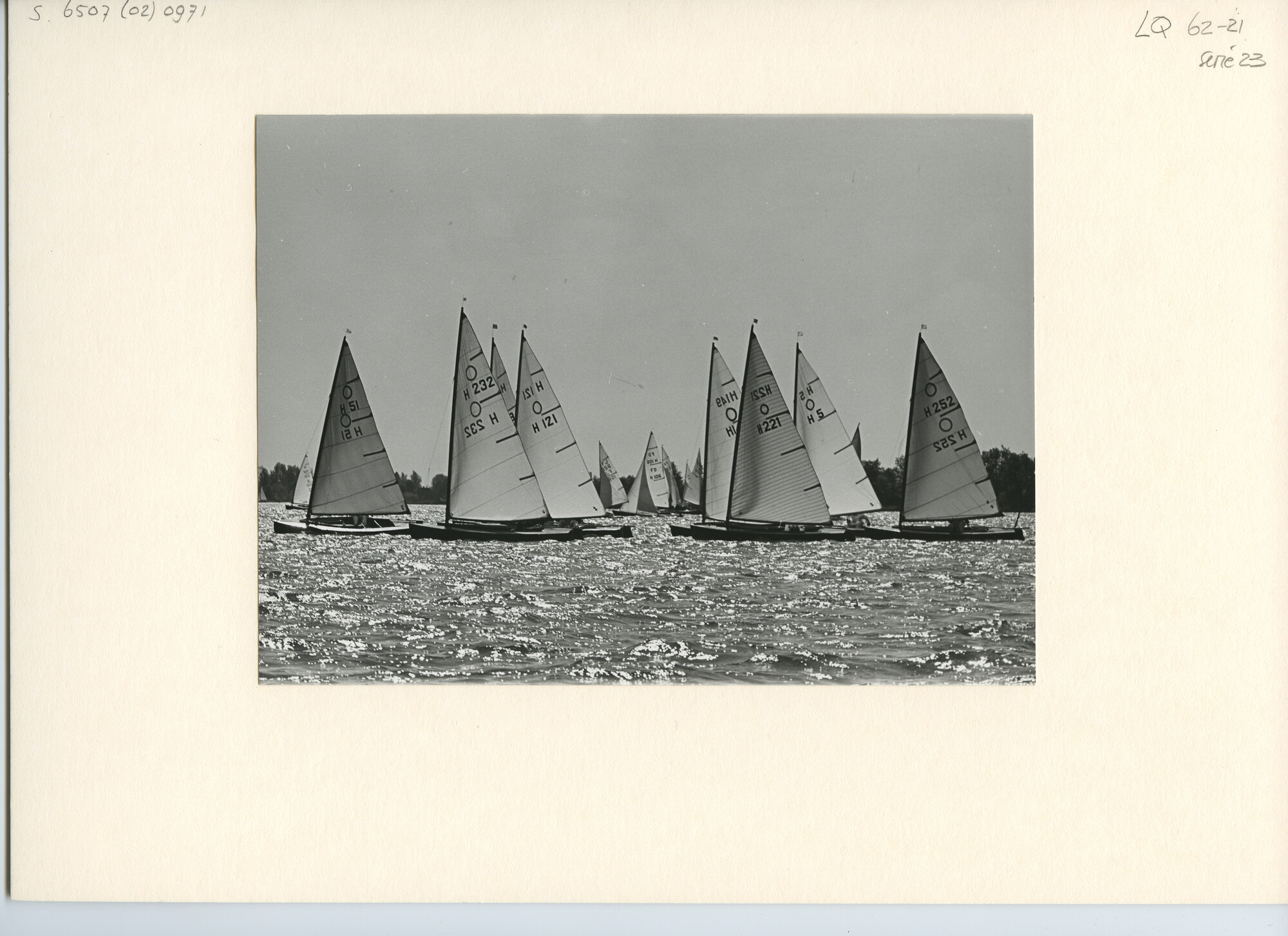 S.6507(02)0971.01; Zwart-wit foto van de O-jollen-klasse op de s Gravenbroekse plas; foto