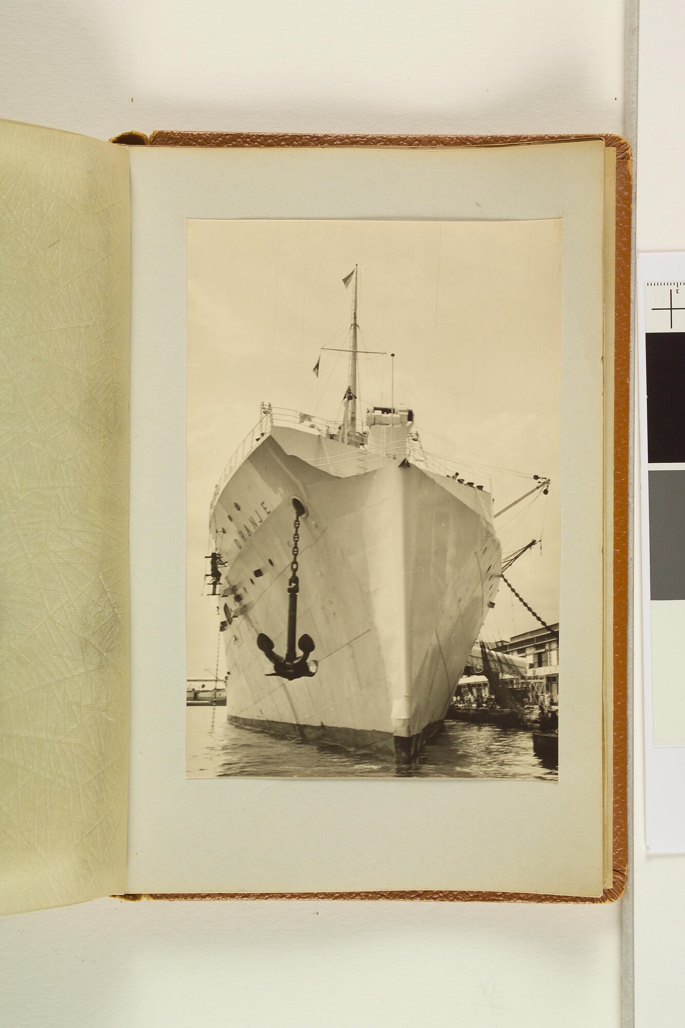 2005.2371; Fotoalbum van de Oranje, na de aanvaring in 1953 met de Willem Ruys; fotoalbum