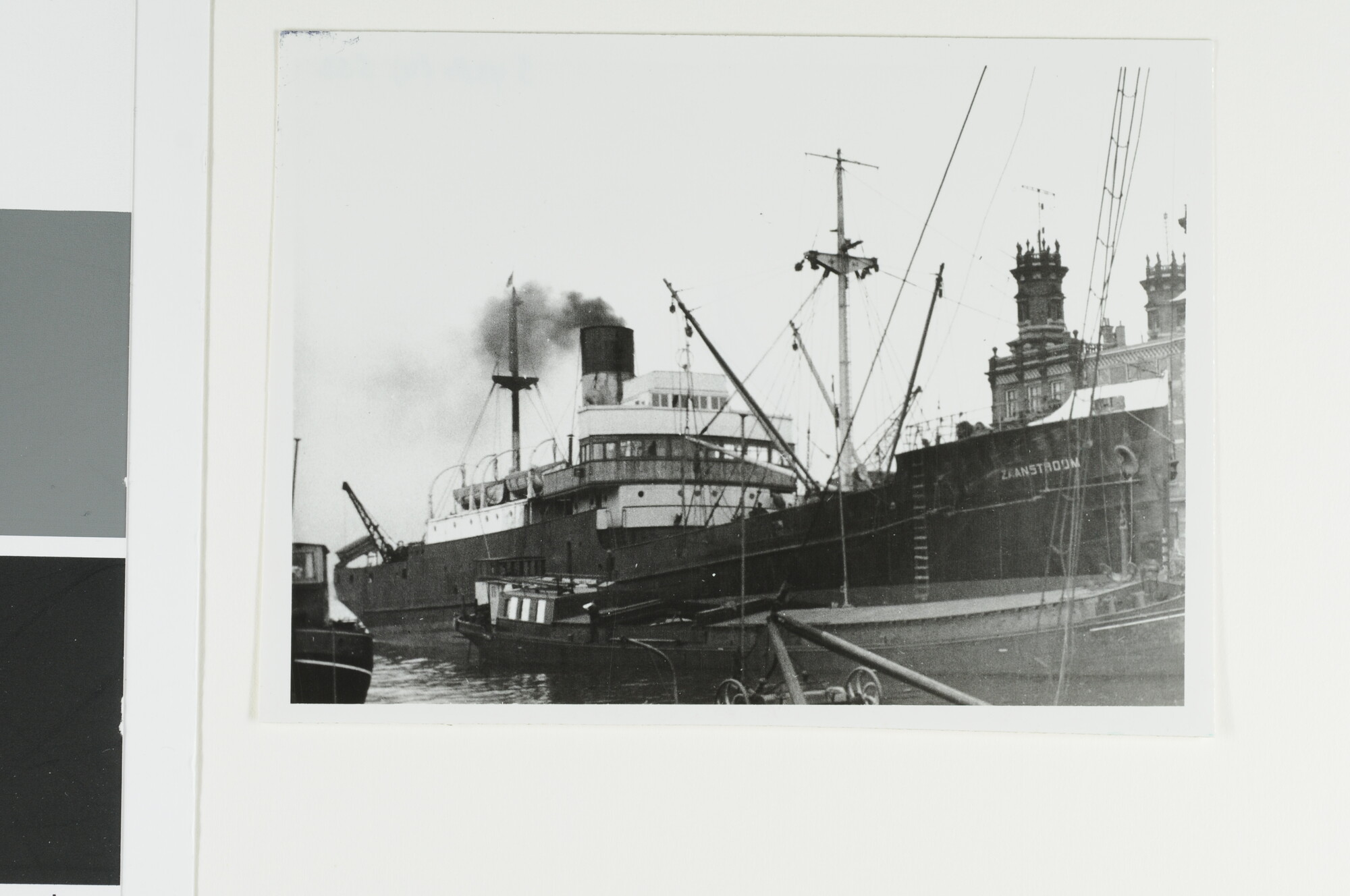 S.4380(04)533; Het vrachtschip ss. 'Zaanstroom' van de Hollandsche Stoomboot Maatschappij ligt afgemeerd aan een kade in Amsterdam; foto