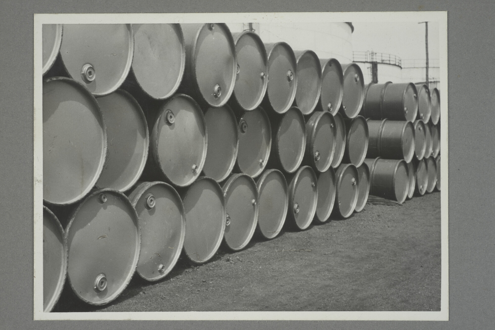 1998.2177; Omslag/ album met een grote hoeveelheid proeffoto's gemaakt door mw. A.M. Wolff-Koller in opdracht van de Gemeente Handelsinrichtingen in Amsterdam; omslag
