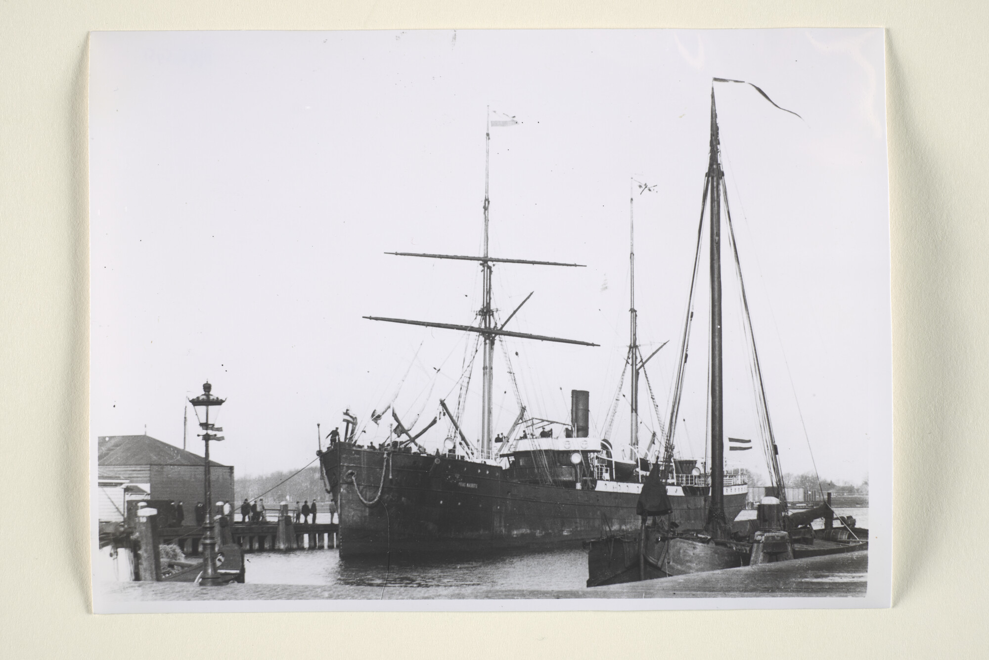 1995.5451; Het vrachtschip ss. 'Prins Maurits' van de KWIM gezien in de haven van Amsterdam; foto