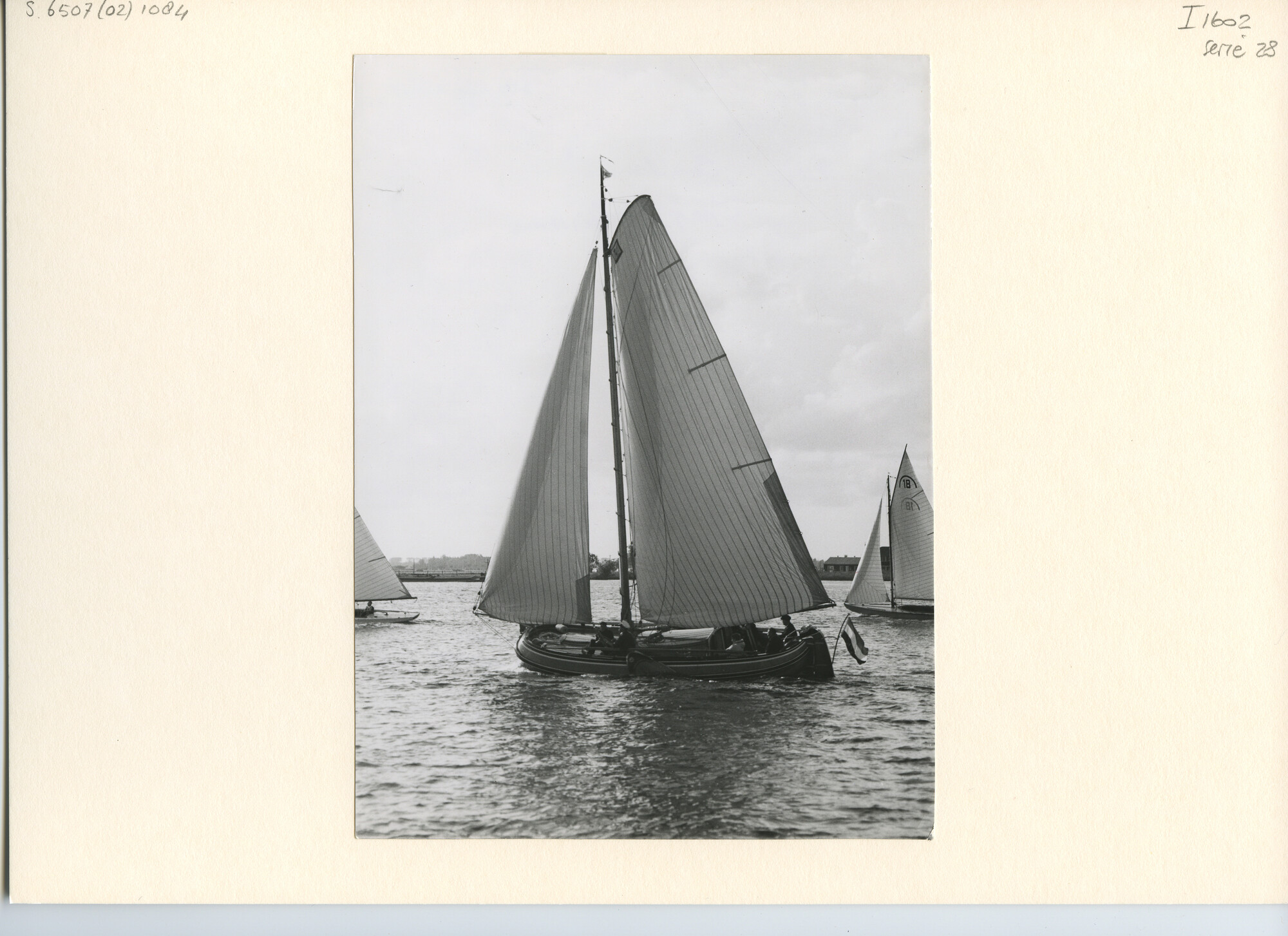 S.6507(02)1084.01; Zwart-wit foto van de boeier Constanter, zeilnummer 50 OC; foto