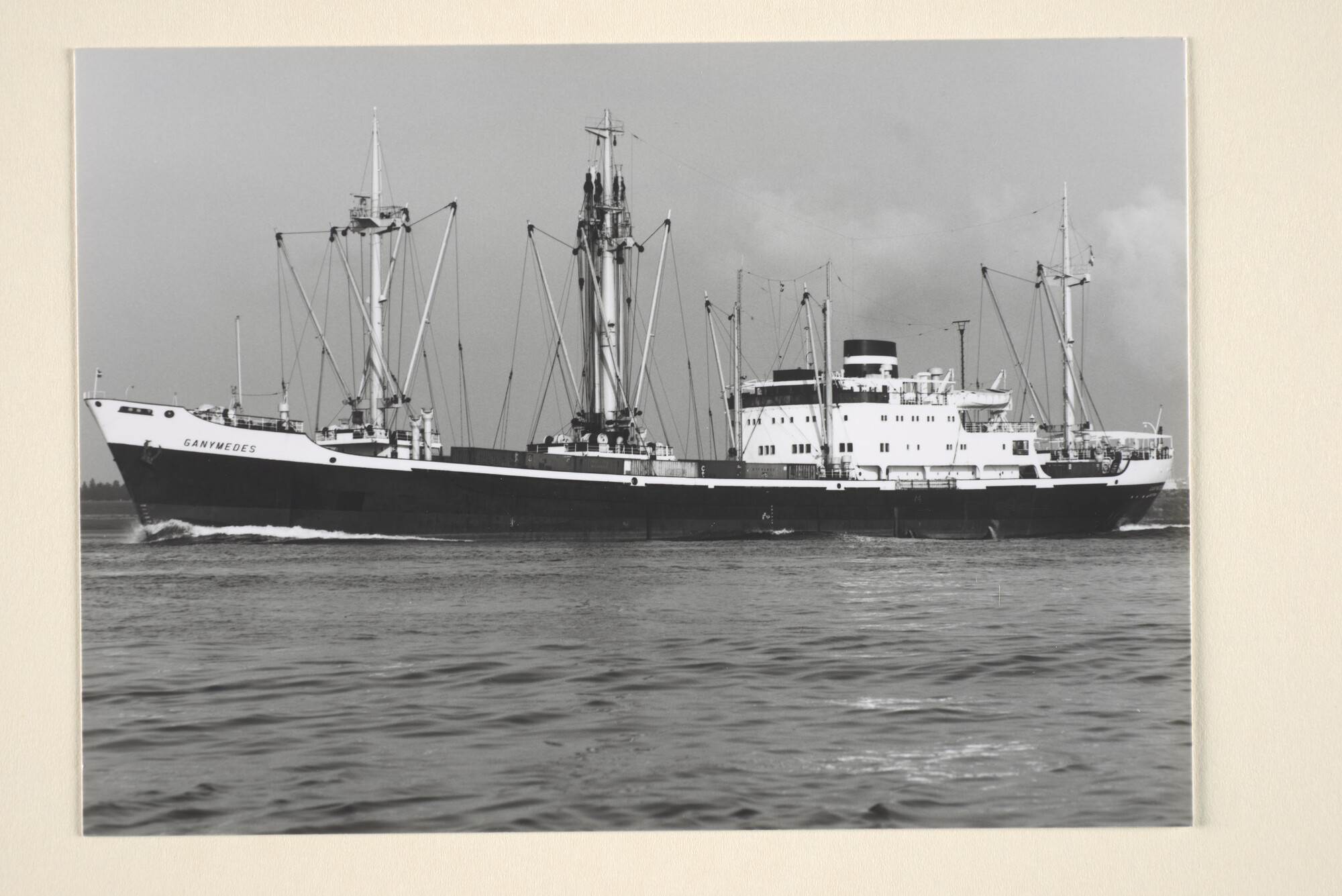1995.6693; Het vrachtschip ms. 'Ganymedes' van de KNSM op het Noordzeekanaal; foto