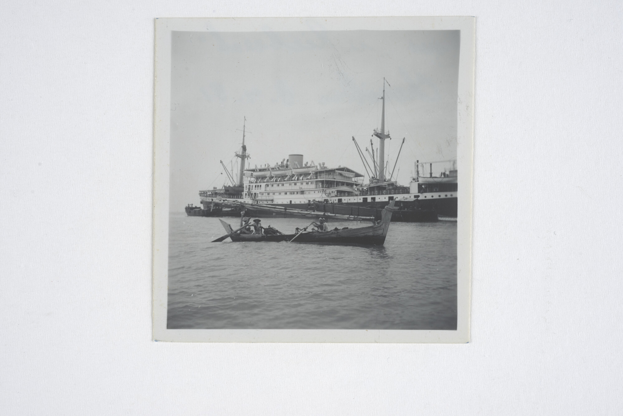 2014.0467; Zwart-wit foto van ms. Van Riebeeck in de haven van Cheribon; foto