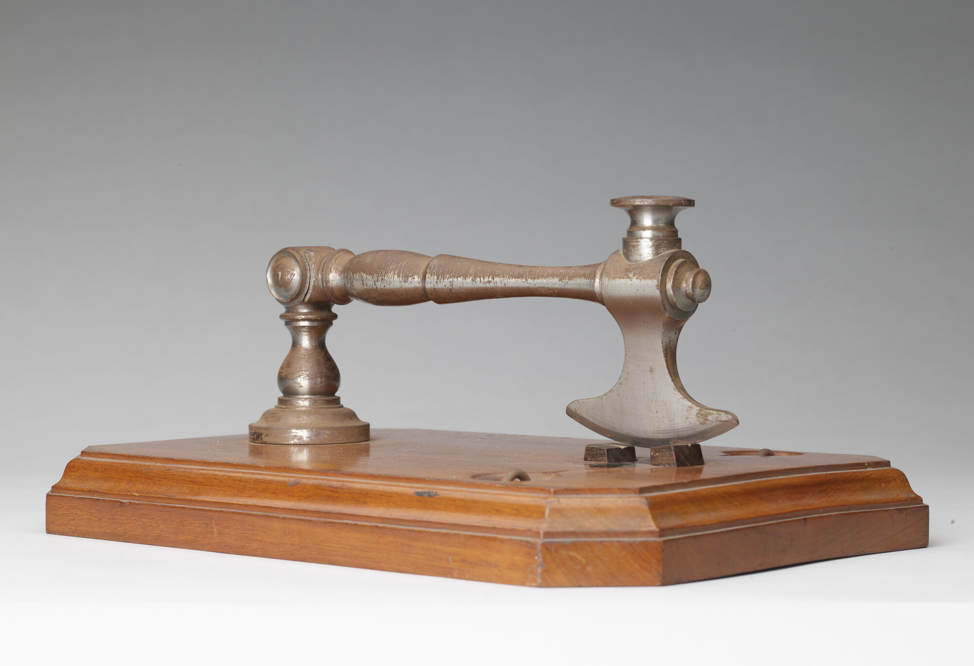 S.0049(08); Herdenkingsbijl, gebruikt bij het tewaterlaten van schepen te Amsterdam; bijl
