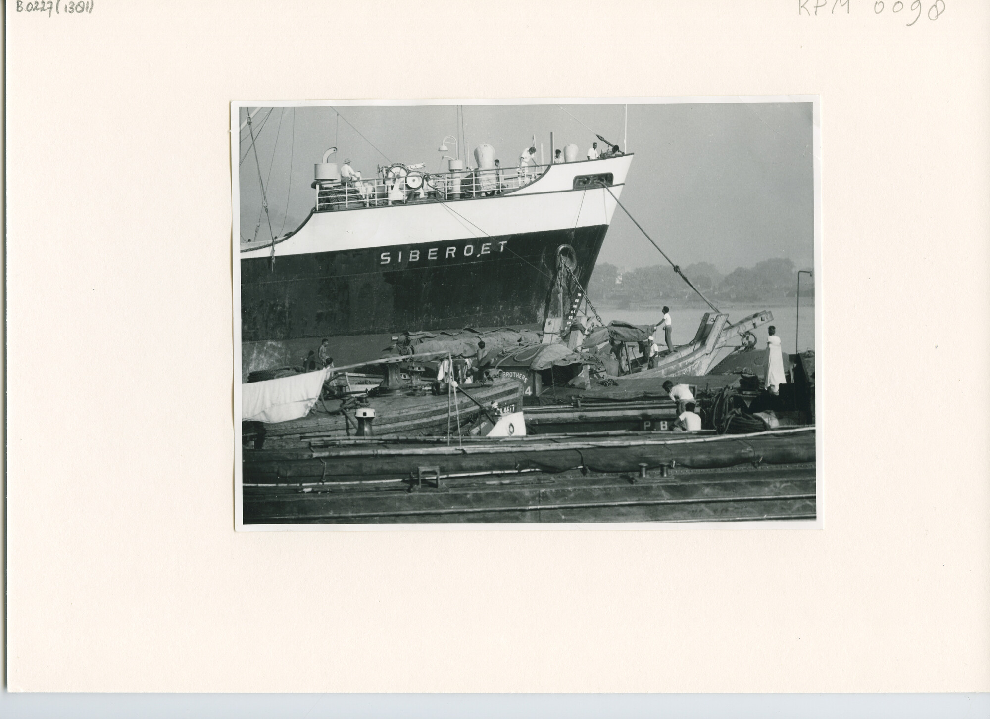 B.0227(1382); Foto van de aankomst van ms. Siberoet in de haven van Calcutta, april 1961; foto