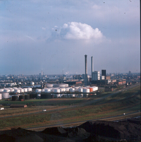 S.9100(8289); Dia van de Petroleumhaven met de Hemweg Centrale te Amsterdam; diapositief