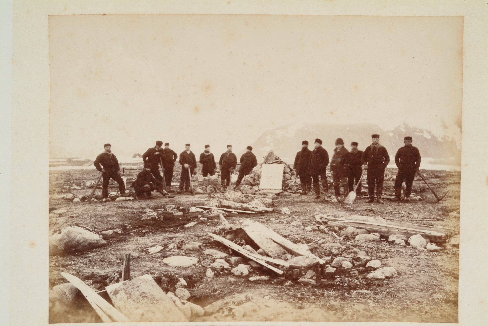 S.2956(08); Album met foto's van de Eerste Noordpoolexpeditie van de Willem Barents; fotoalbum