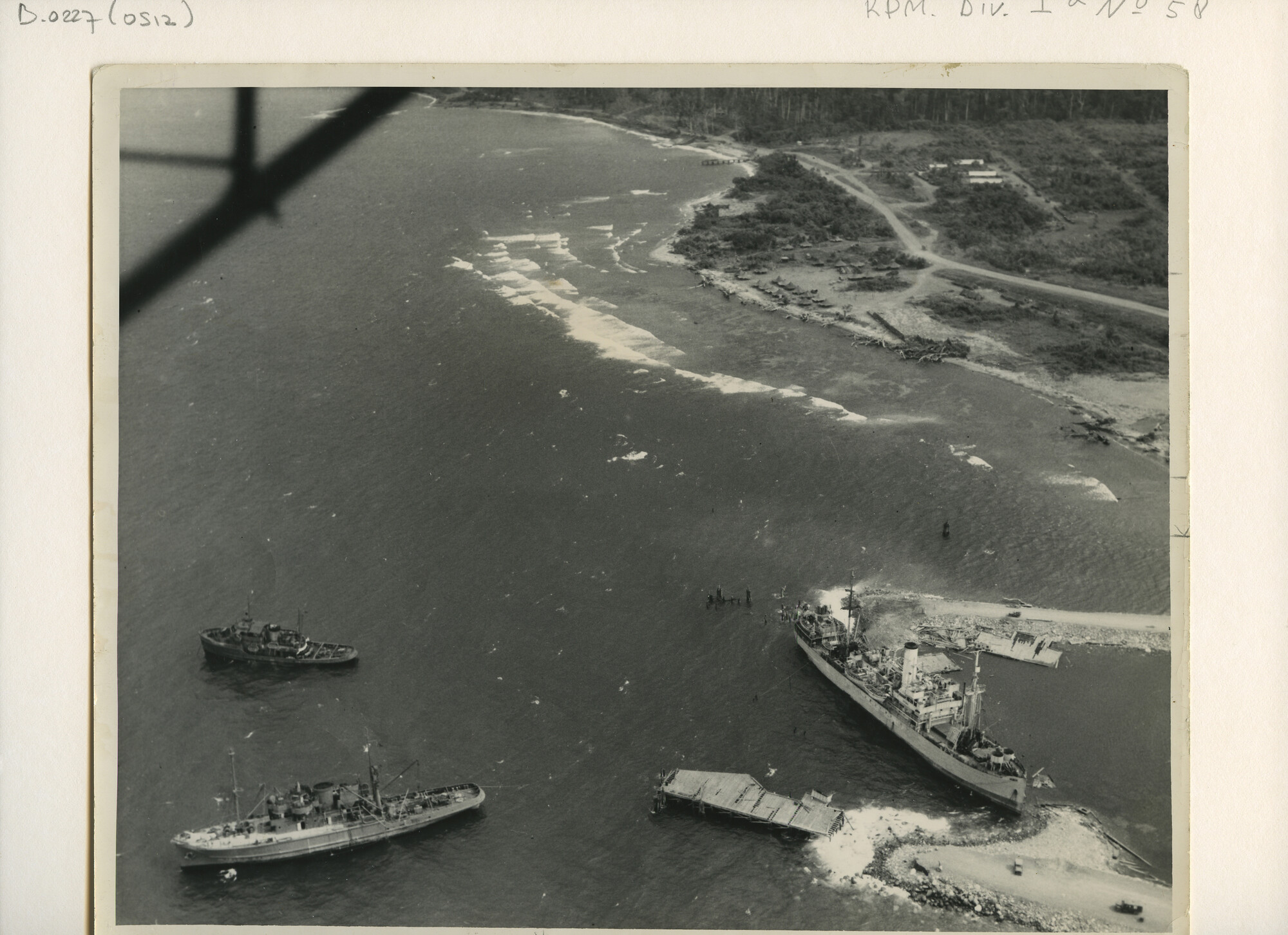 B.0227(0512); Luchtfoto van het gestrande ss. Van der Lijn op de kust van Saidor (Nieuw Guinea); foto