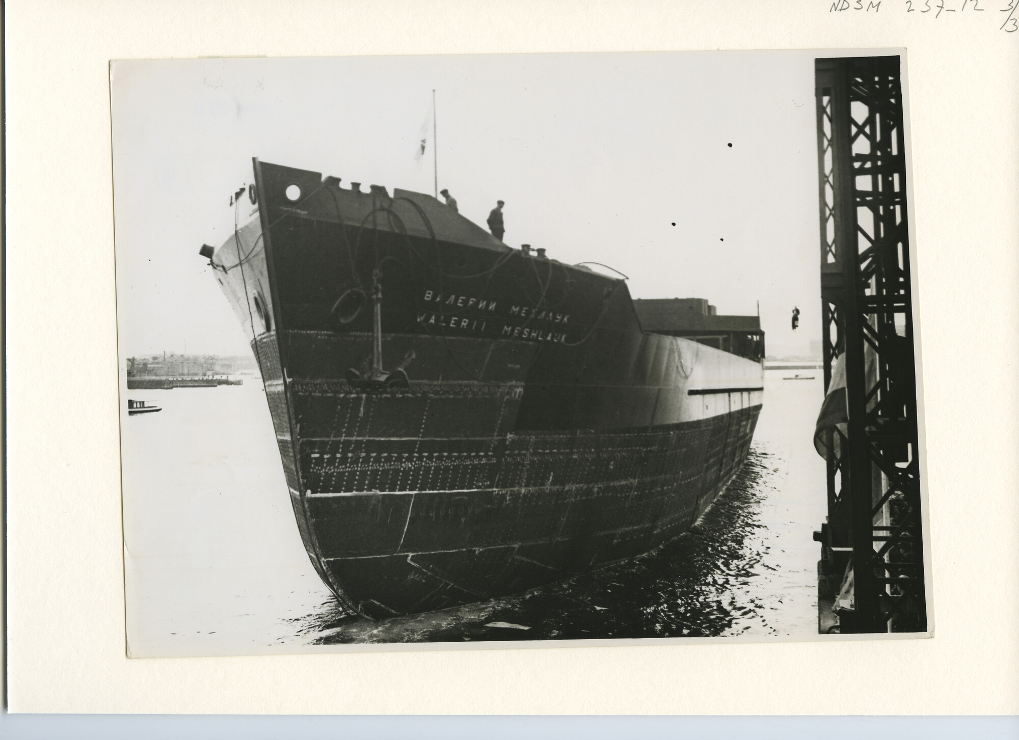 S.5444(1208)18; Foto van de tewaterlating van het vrachtschip ms. Walerii Mershlauk; foto