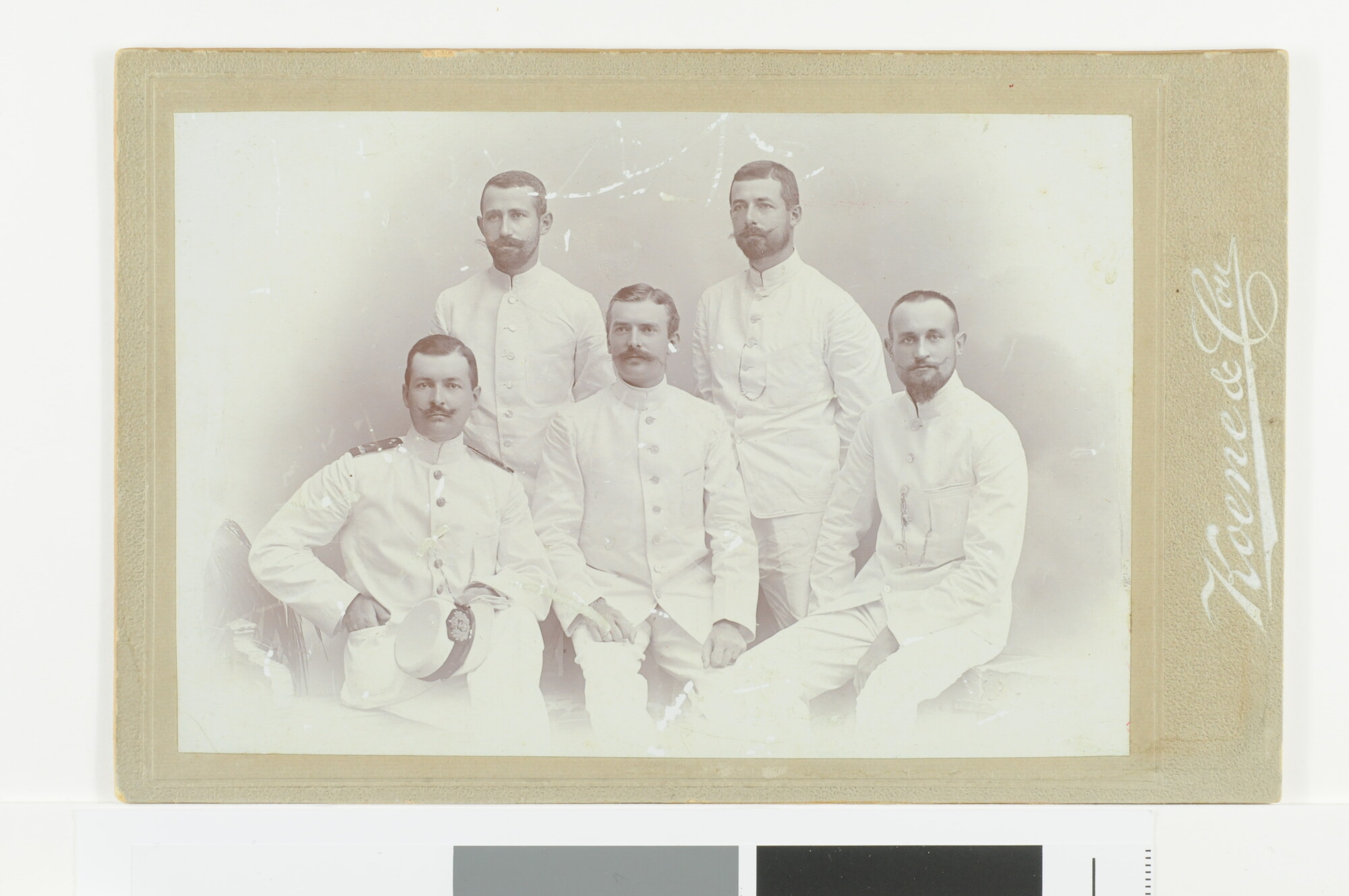 1999.1183; Groepsportret van vijf marinemannen in tropenuniform te Batavia, mei 1905; foto