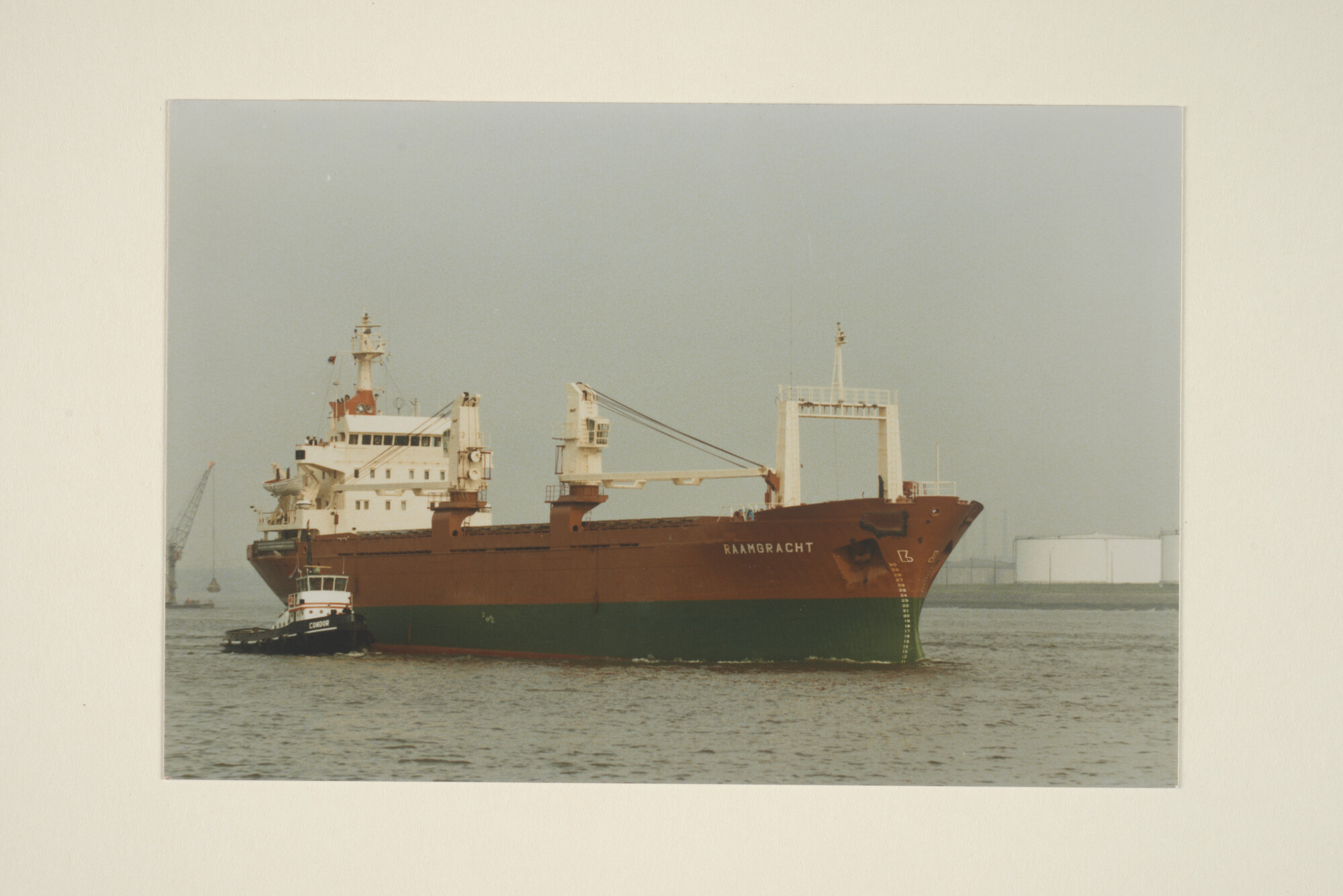 1996.1083; Kleurenfoto van de coaster ms. 'Raamgracht' van Spliethoff's Bevrachtingskantoor gezien op de Nieuwe Waterweg; foto