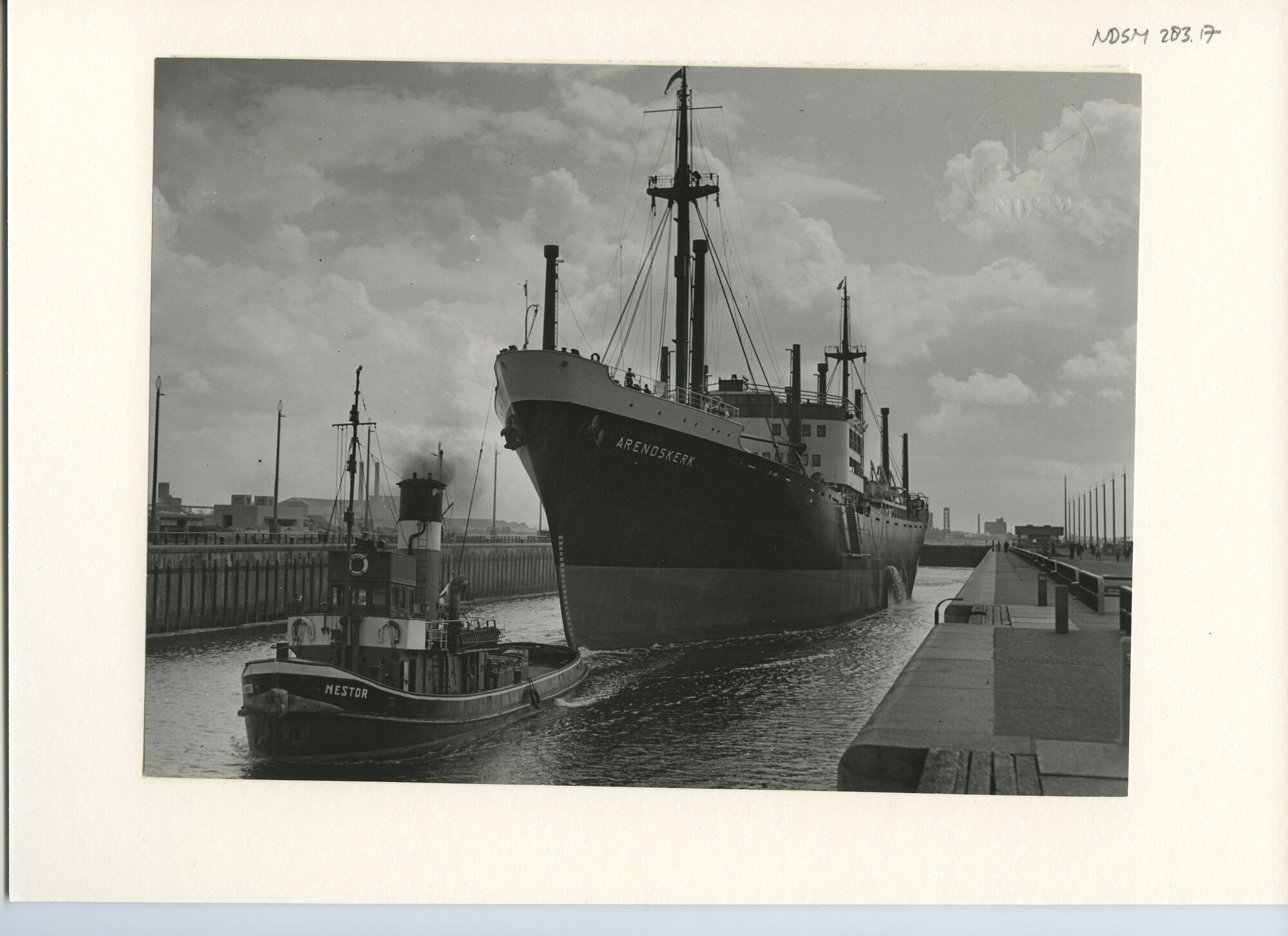 S.5444(01610)01; Foto van het vrachtschip ms. 'Arendskerk'; foto