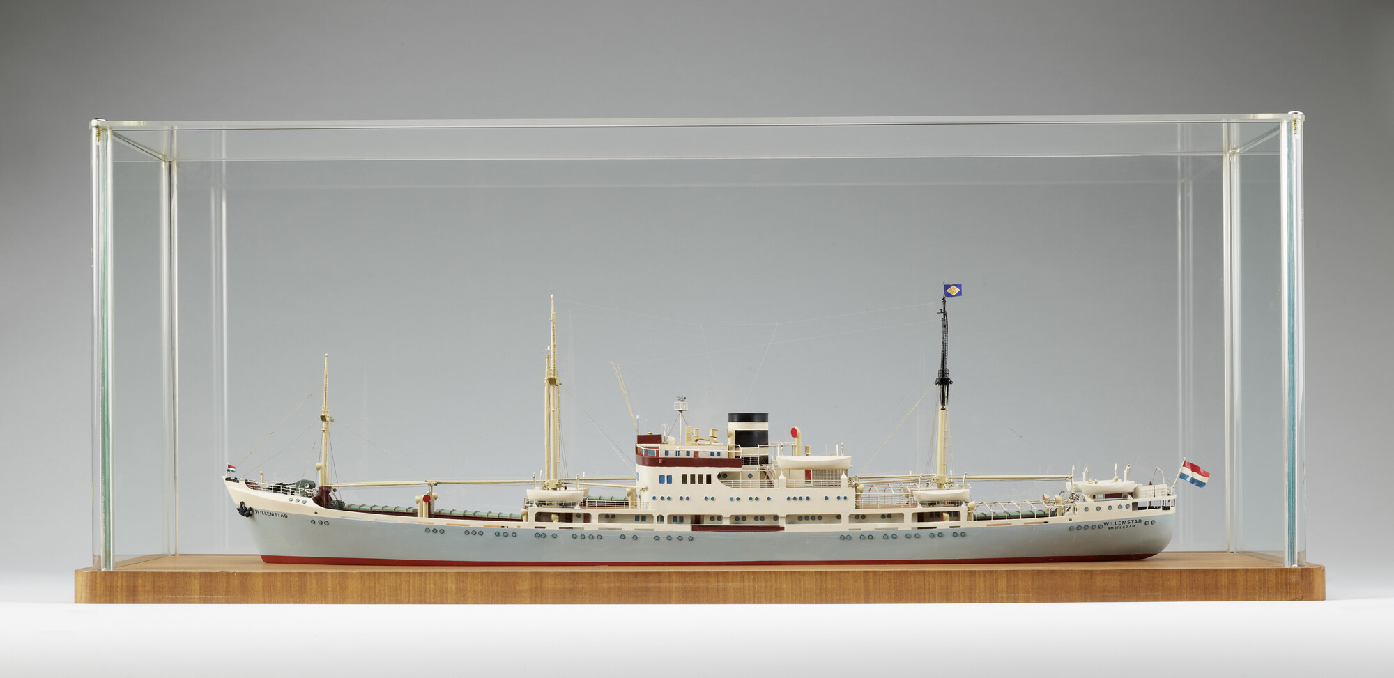 2008.0252; Waterlijnmodel van ms. Willemstad; scheepsmodel