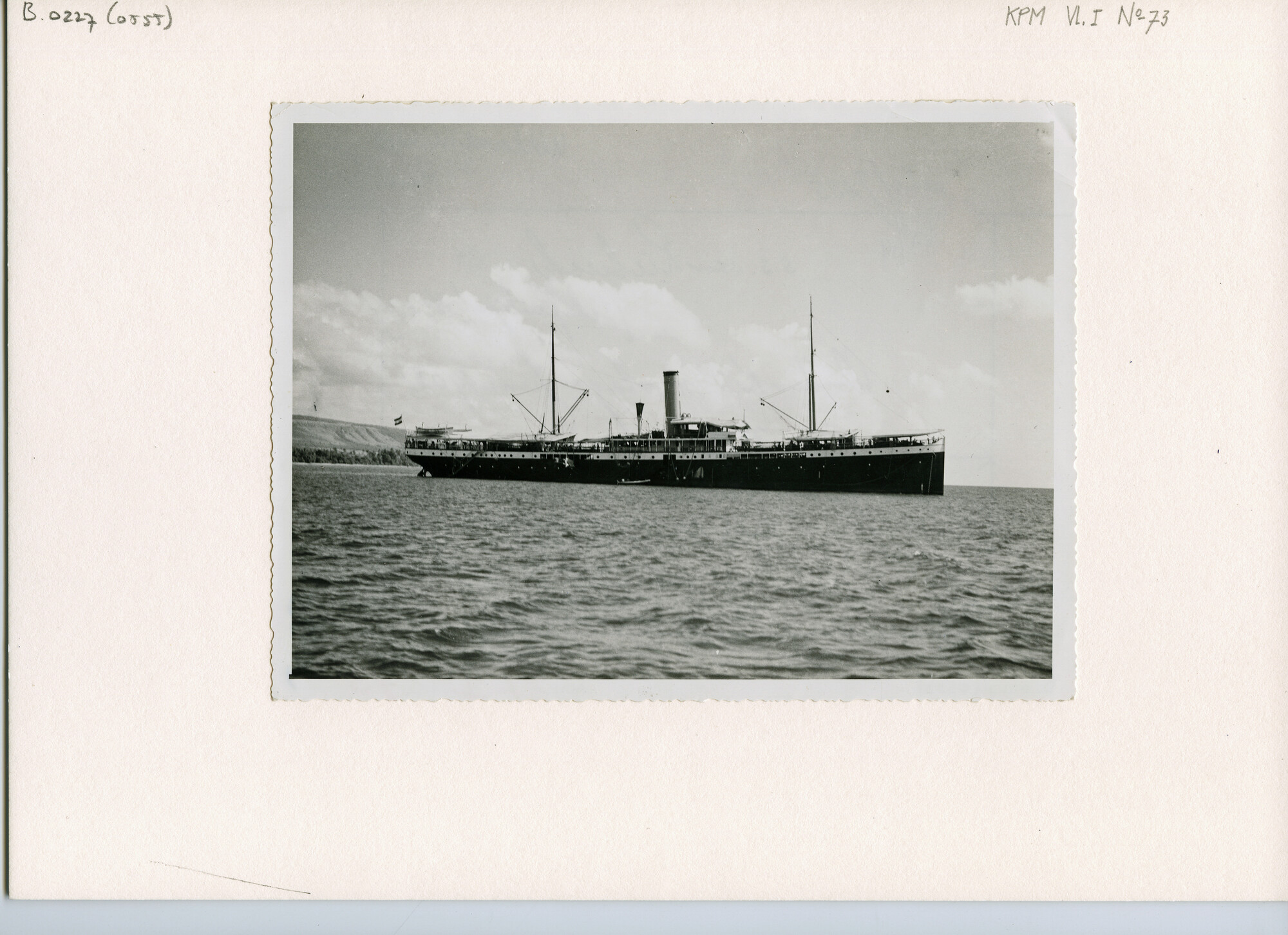 B.0227(0555); Foto van ss. Van Riebeeck van de KPM voor anker liggend in de baai van Waingapoe, juni 1936; foto