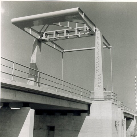 S.5219(12)0554; Foto's van een nieuwe ophaalbrug bij Rutten (Noordoostpolder) gebouwd door de ASM; fotoreportage