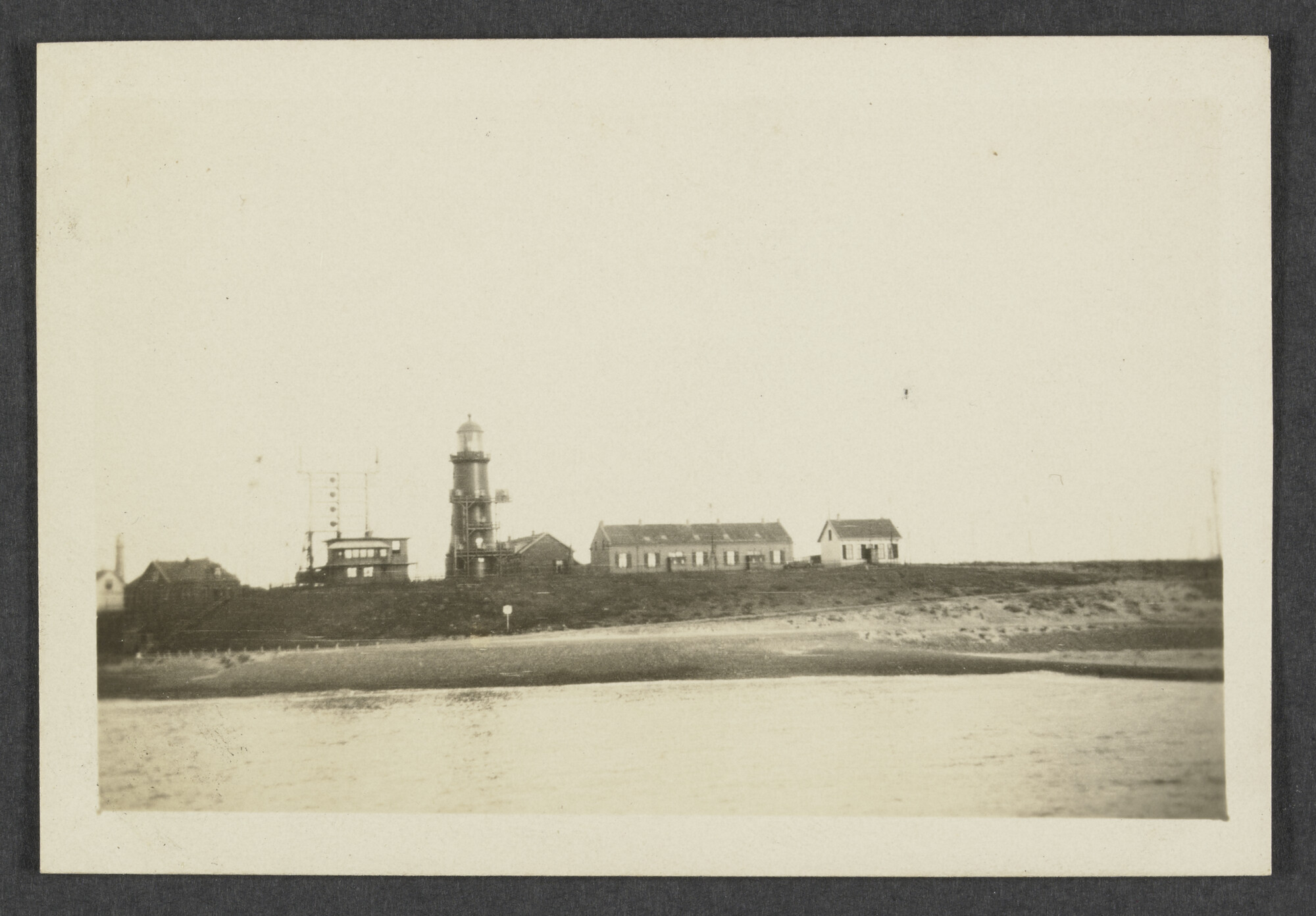 2024.3847; Zwart-wit foto van de lage vuurtoren van IJmuiden; foto