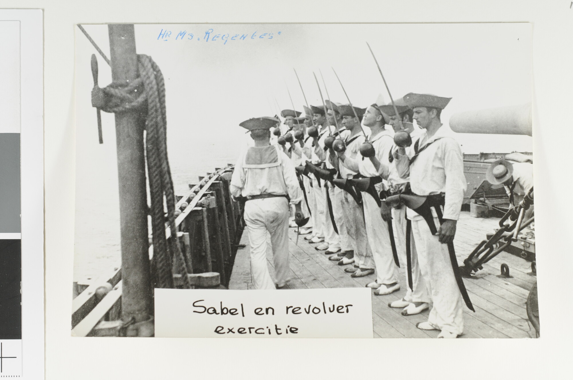 1993.0548; 'Sabel en revolver exercitie': Matrozen in tropenuniform oefenen met sabel en pistool aan dek van het pantserschip Hr.Ms. 'Koningin Regentes'; foto