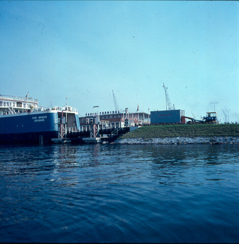 S.9100(3034); Dia van de Zweedse veerboot Tor Anglia van Rederi A/B Tor Line in de [...]; diapositief