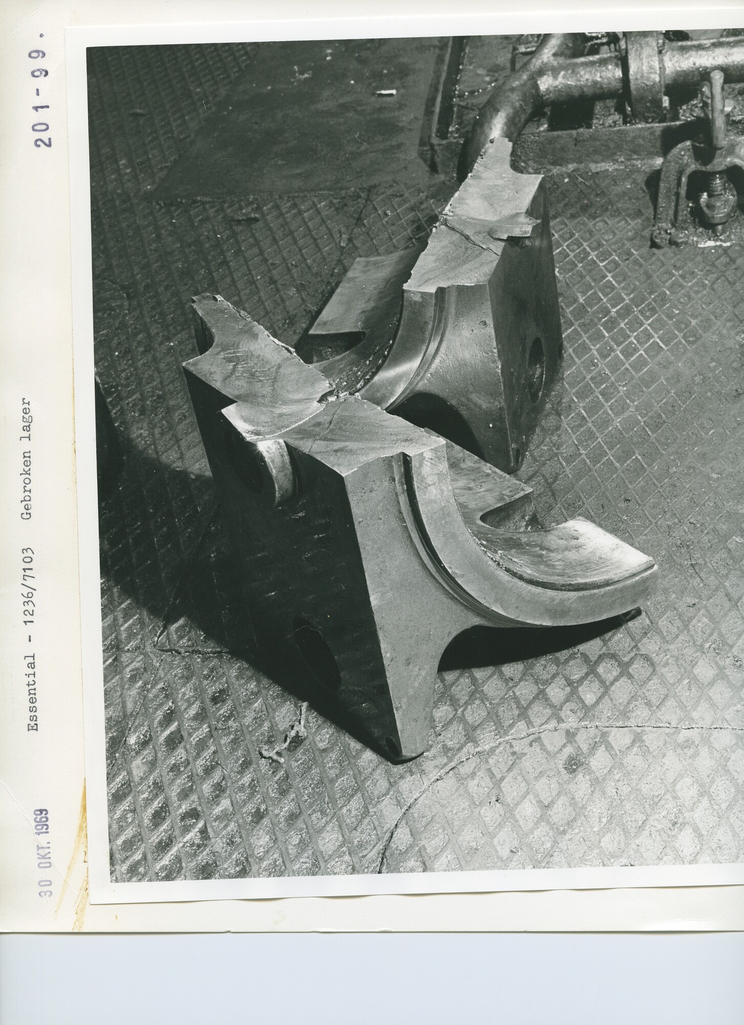 S.5444(5068)06; Foto van schade aan werktuigen in de motorkamer van de Essential; foto