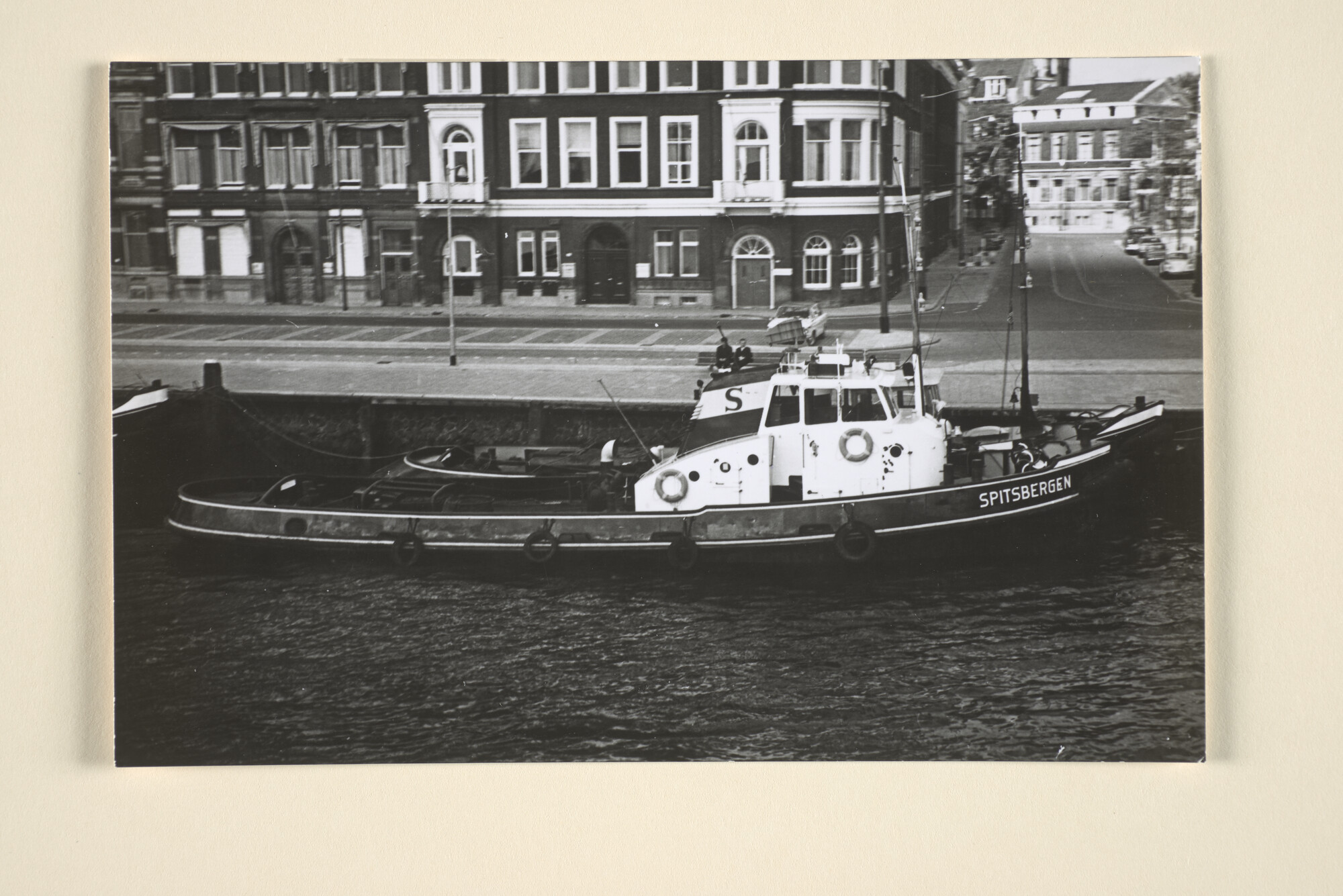 1996.1180; De havensleepboot ms. 'Spitsbergen' van de Stoomsleepdienst v/h P. Smit jr; foto